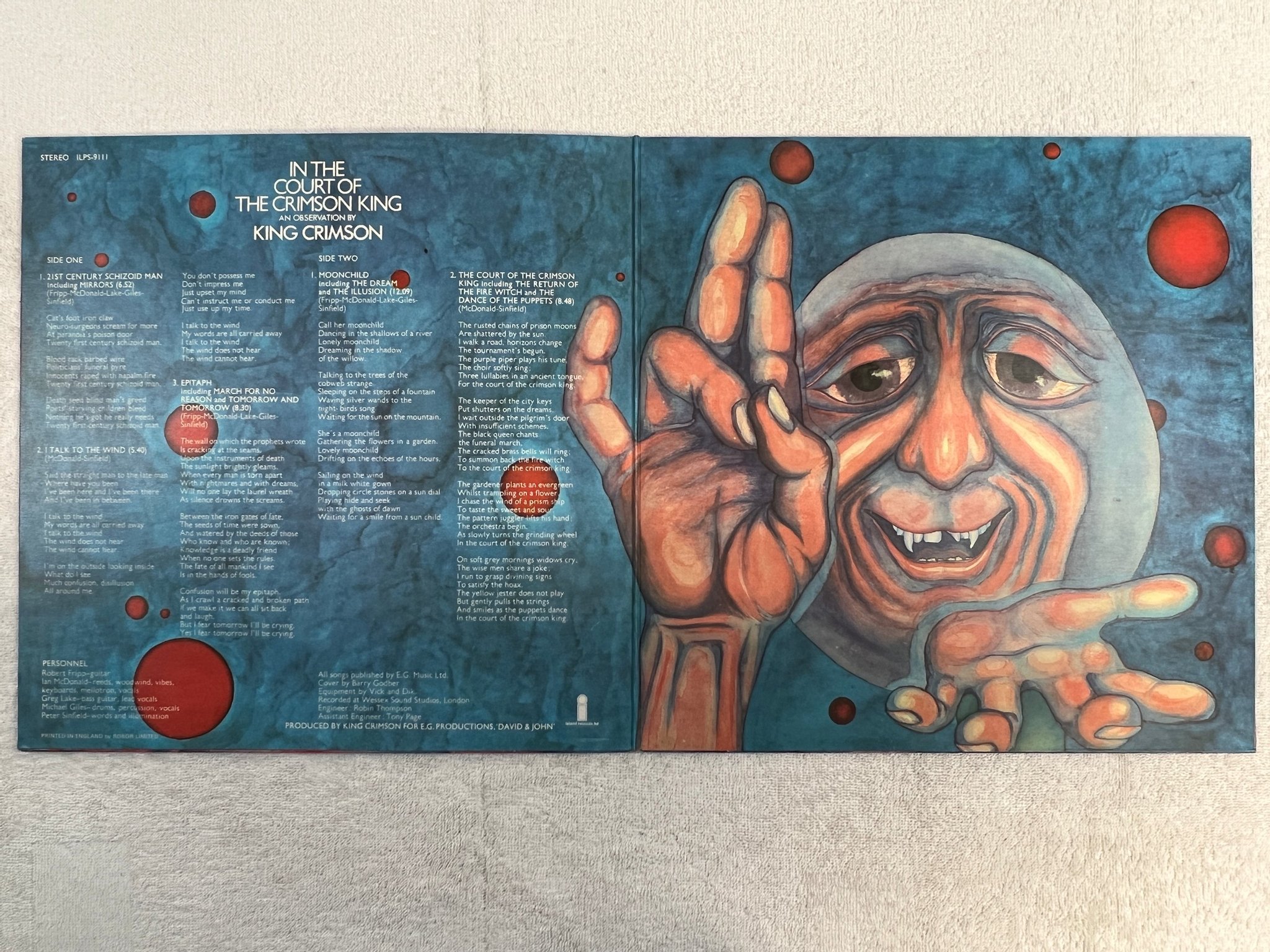 Omslagsbild för skivan KING CRIMSON in the court of.. LP UK PINK RIM ISLAND ILPS 9111