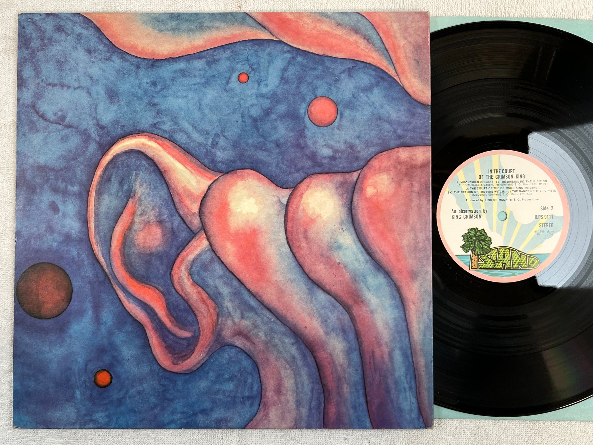 Omslagsbild för skivan KING CRIMSON in the court of.. LP UK PINK RIM ISLAND ILPS 9111