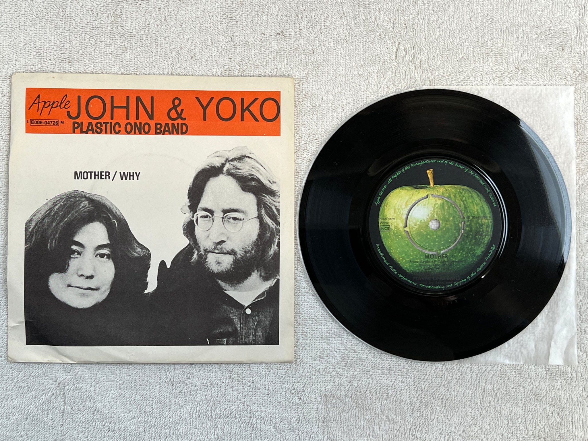 Omslagsbild för skivan JOHN & YOKO PLASTIC ONO BAND mother 7"single -71 Swe APPLE E006-04726