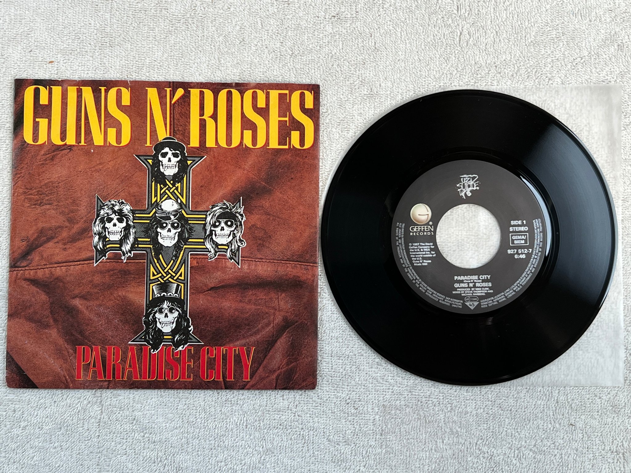 Omslagsbild för skivan GUNS N' ROSES paradise city 7"single -87 GEFFEN 927512-7