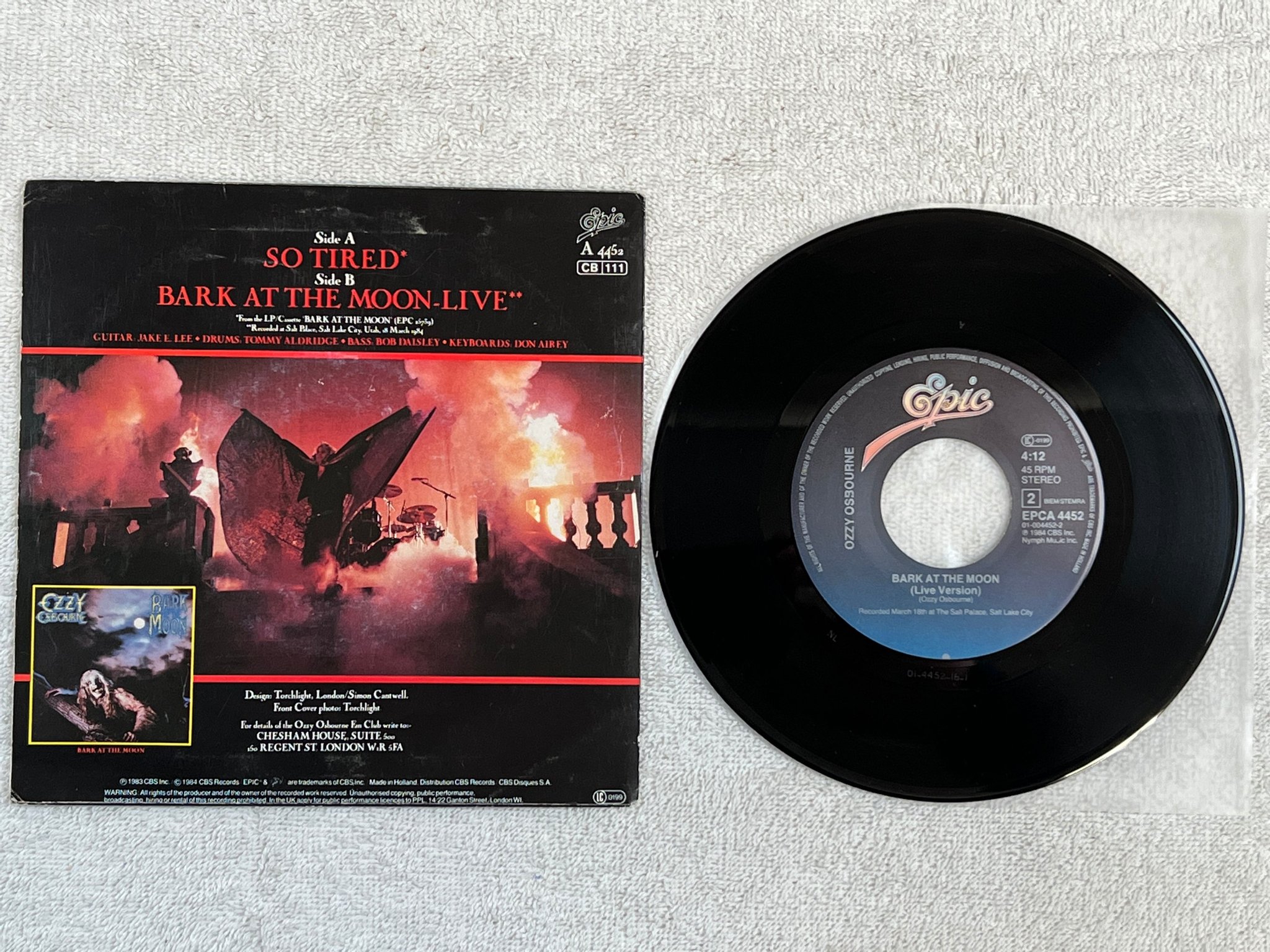 Omslagsbild för skivan OZZY OSBOURNE bark at the moon (live) 7"single -84 Hol EPIC EPCA 4452