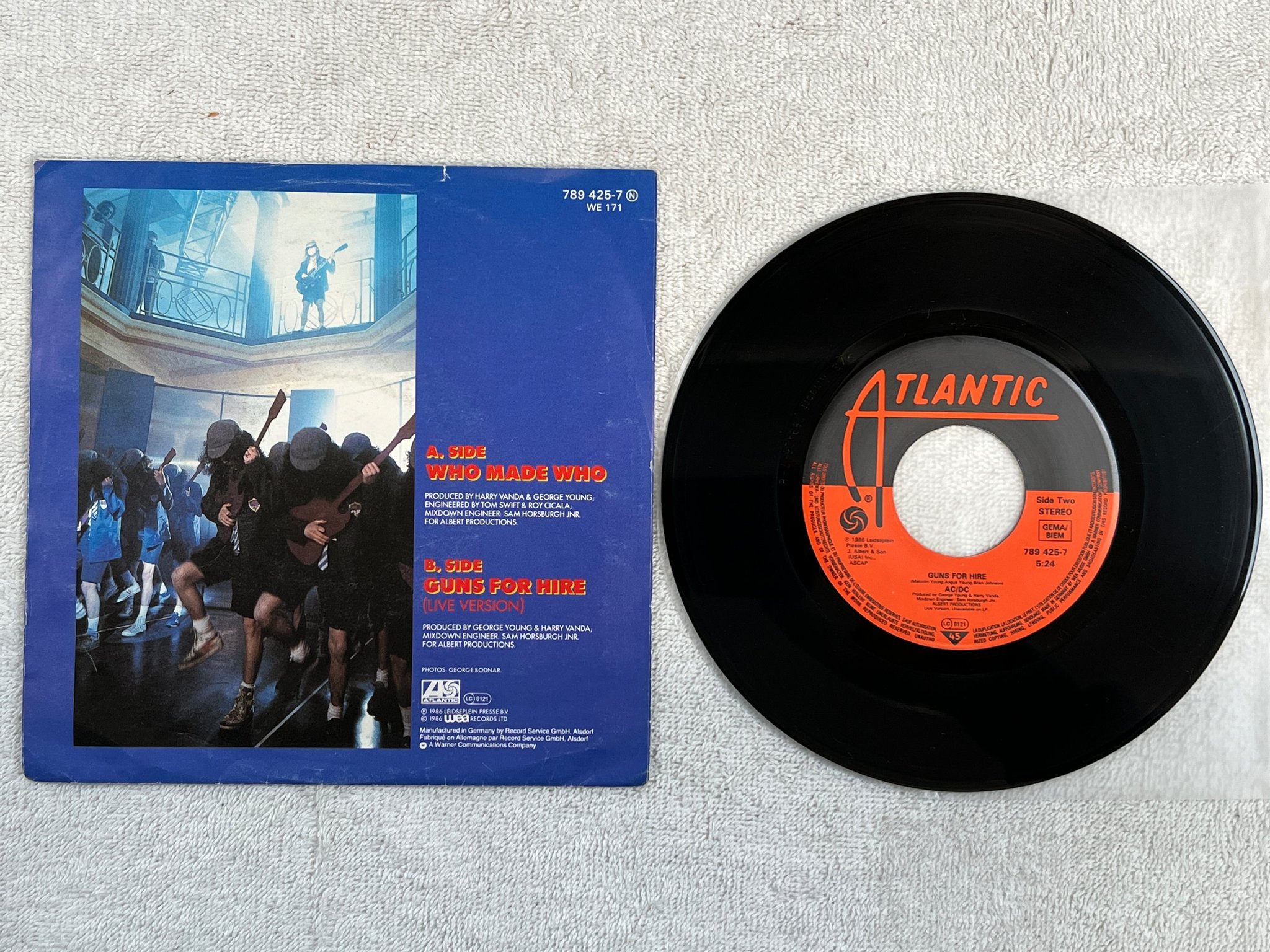 Omslagsbild för skivan AC/DC guns for hire 7"single -86 Ger ATLANTIC 789425-7