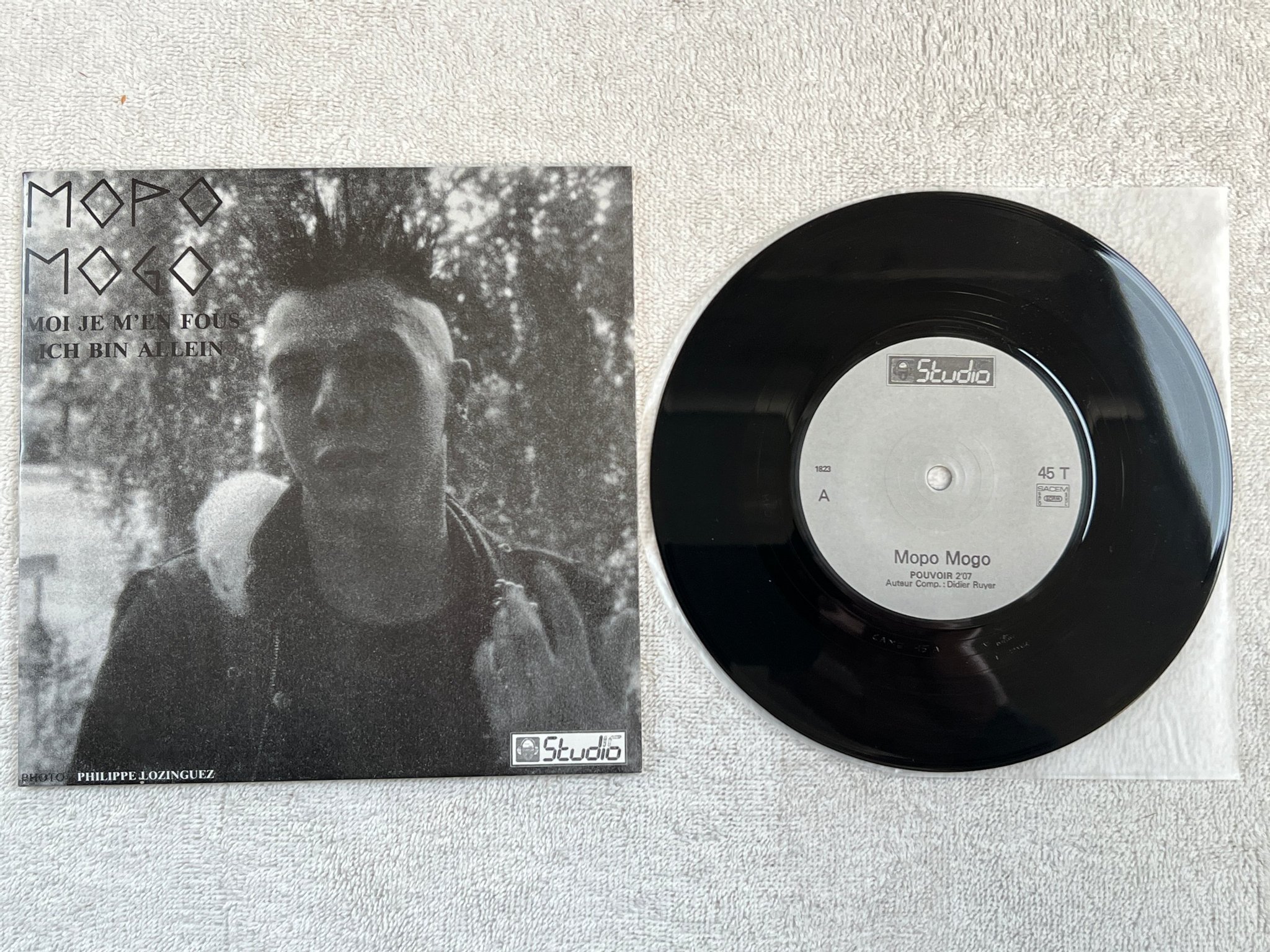 Omslagsbild för skivan MOPO MOGO moi je m'en fous 7"single re 2015 punk rock