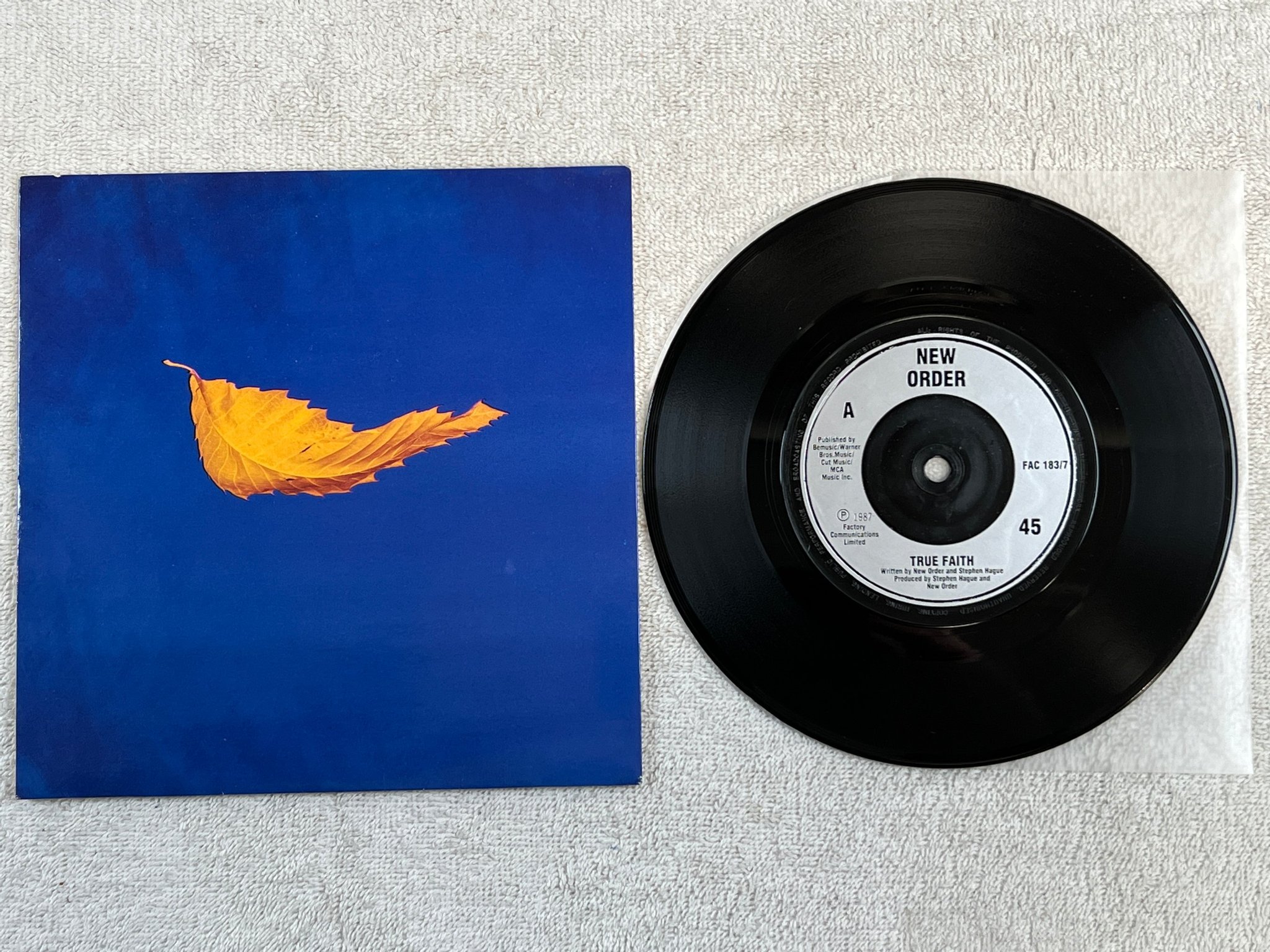 Omslagsbild för skivan NEW ORDER true faith 7"single -87 UK FACTORY Fac 183/7