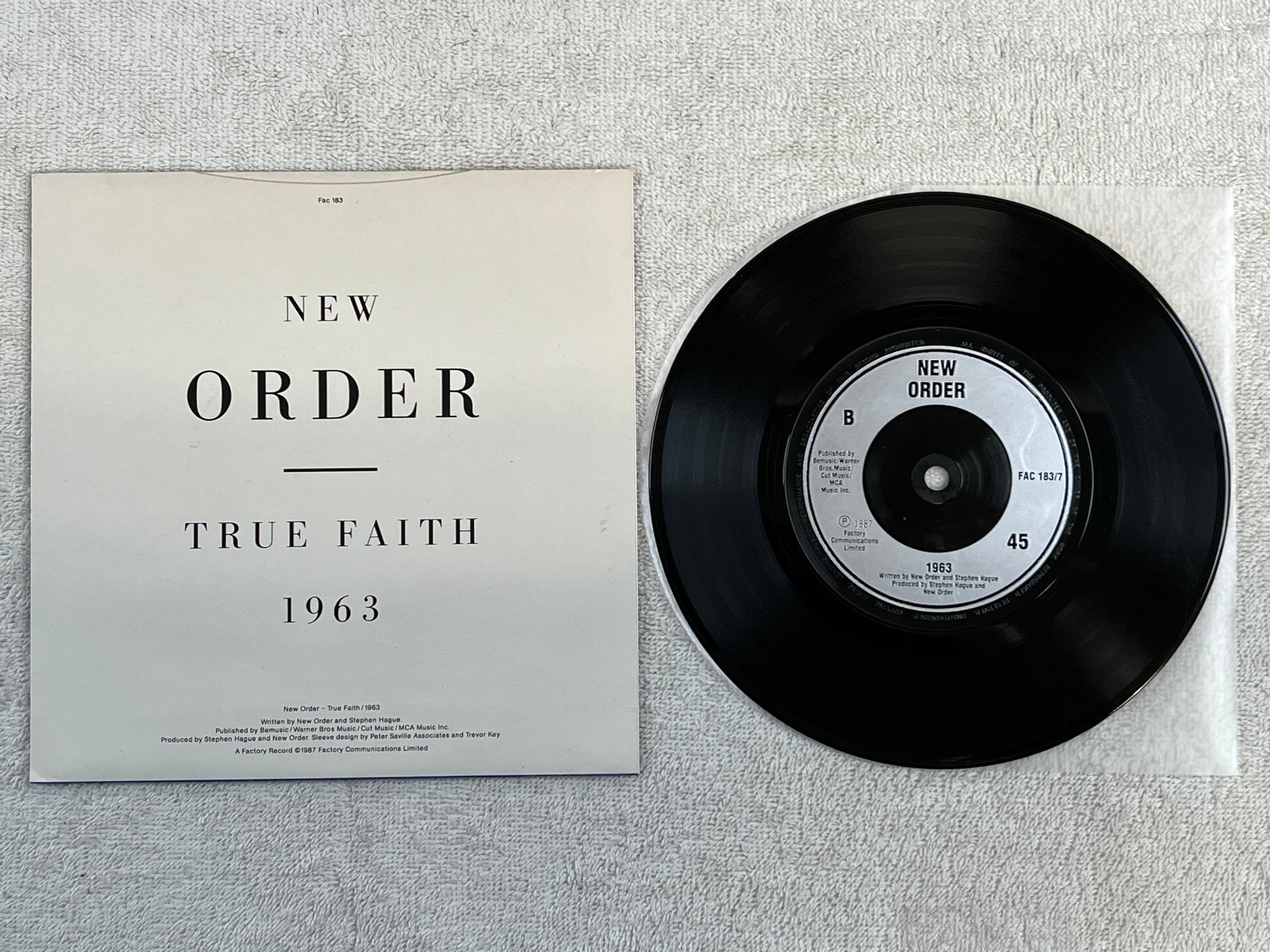 Omslagsbild för skivan NEW ORDER true faith 7"single -87 UK FACTORY Fac 183/7