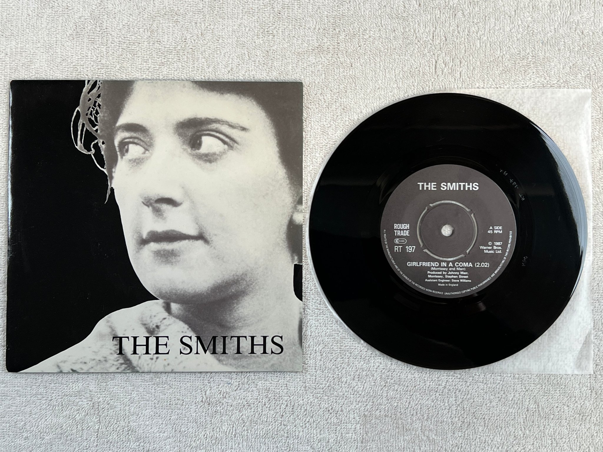 Omslagsbild för skivan THE SMITHS girlfriend in a coma 7"single -87 UK ROUGH TRADE RT 197 "MPO"