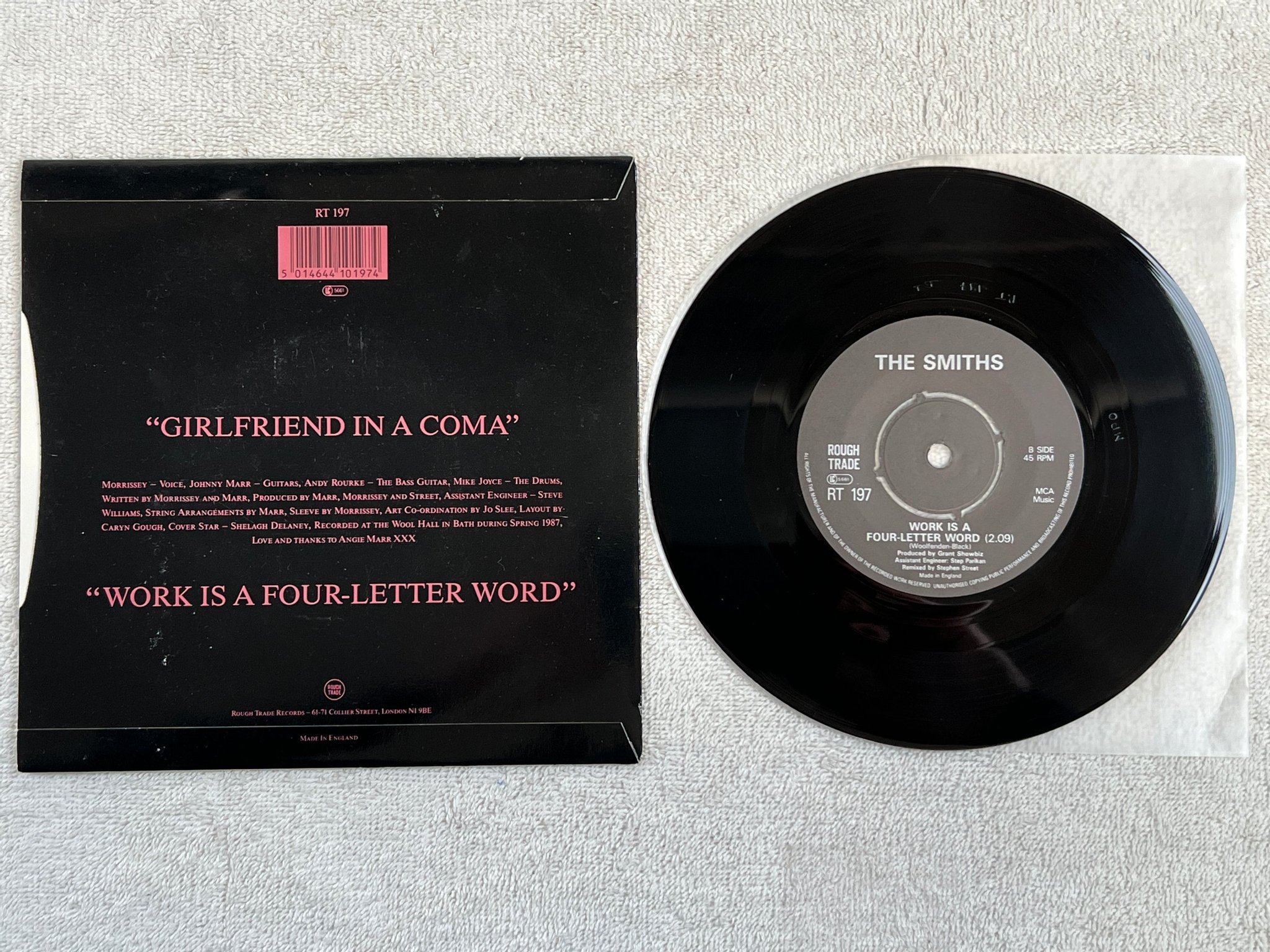 Omslagsbild för skivan THE SMITHS girlfriend in a coma 7"single -87 UK ROUGH TRADE RT 197 "MPO"