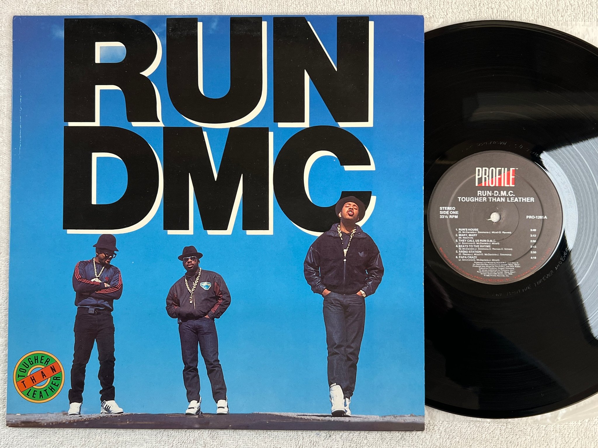Omslagsbild för skivan RUN DMC tougher than leather LP -88 US PROFILE PRO 1265 "beats to the rhyme"