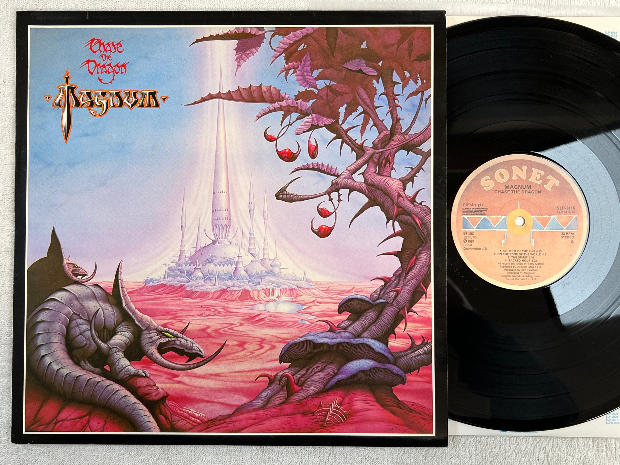 Omslagsbild för skivan MAGNUM chase the dragon LP -87 ncb SONET SLP 3116
