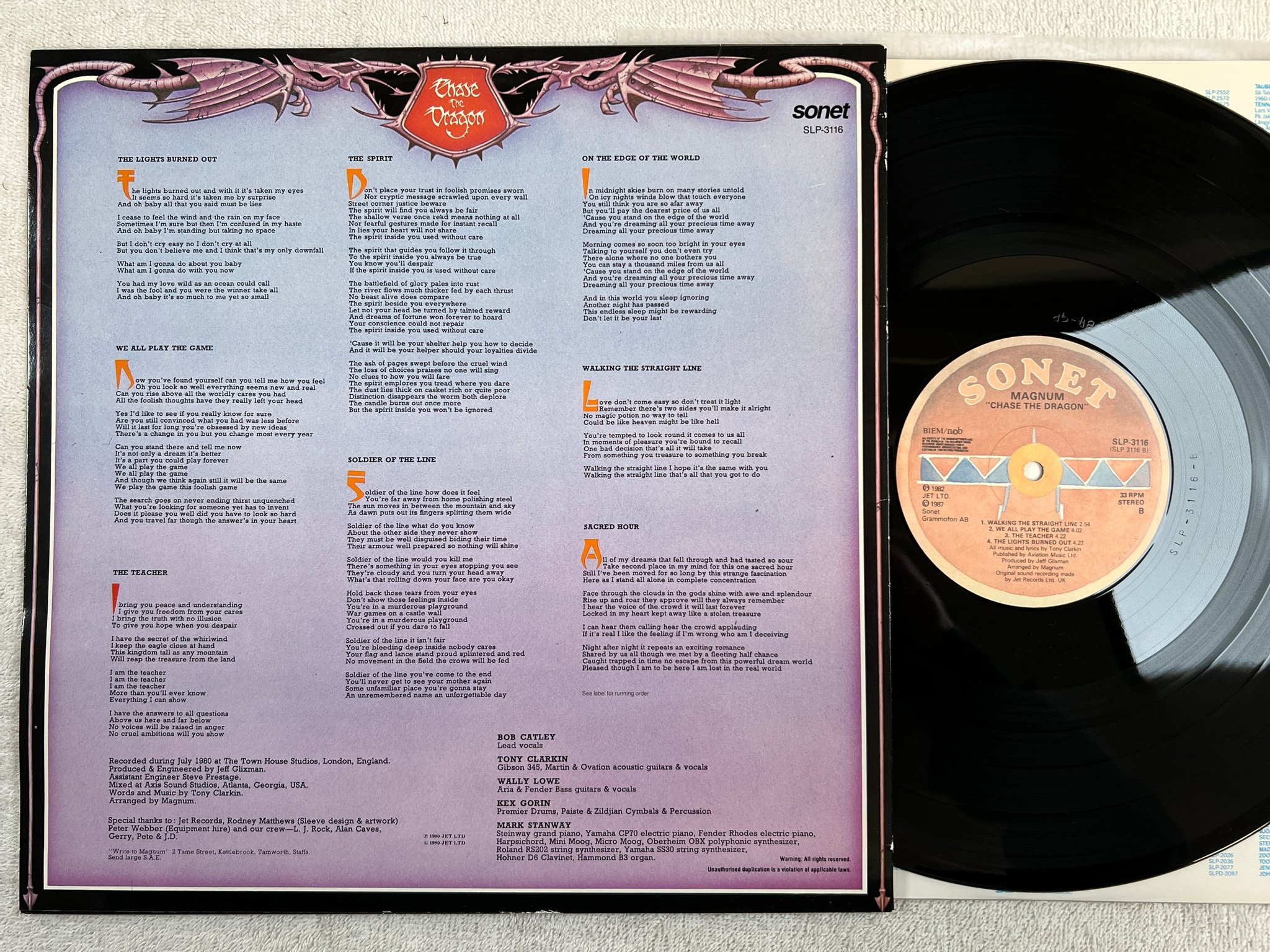 Omslagsbild för skivan MAGNUM chase the dragon LP -87 ncb SONET SLP 3116