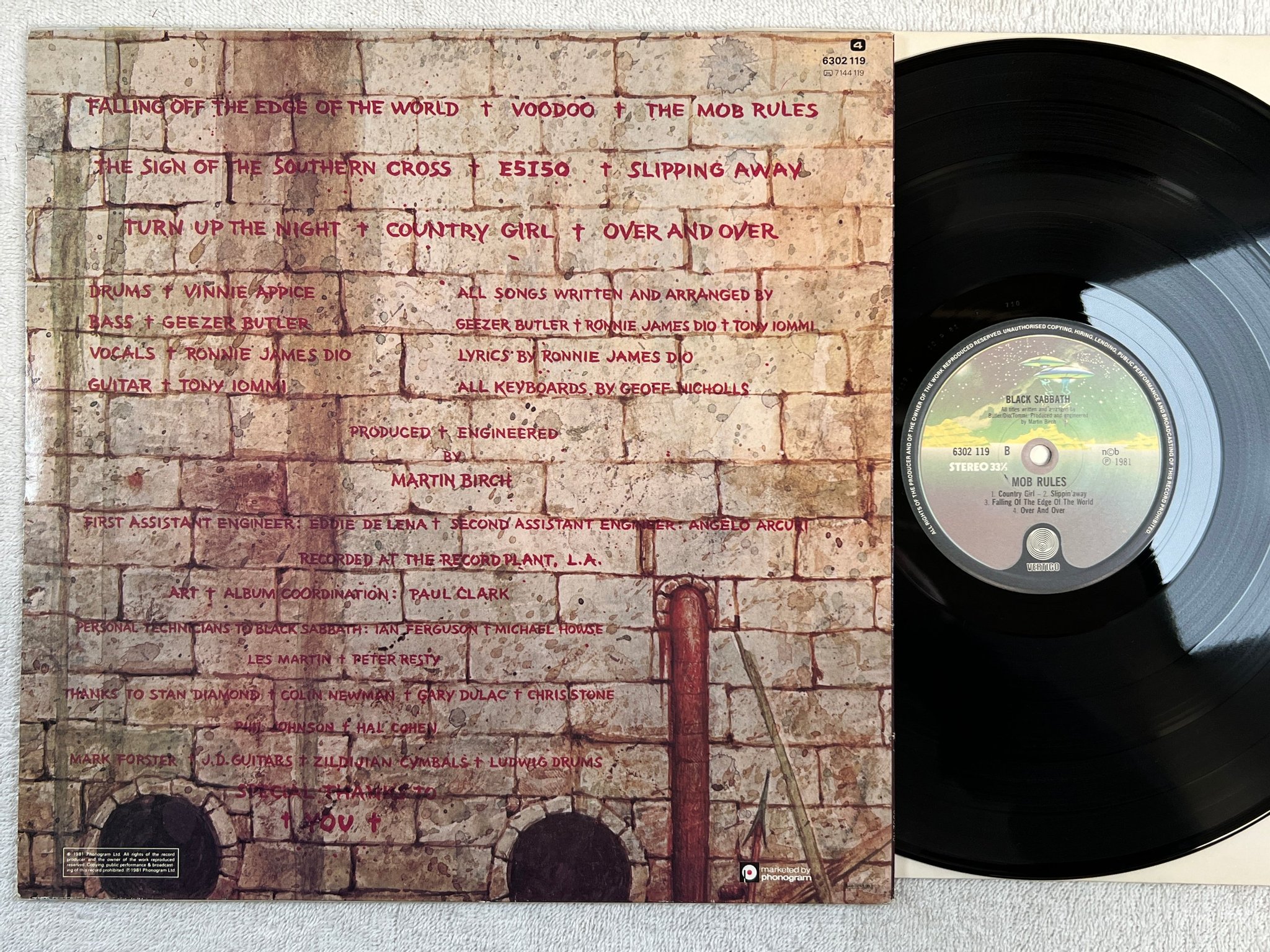 Omslagsbild för skivan BLACK SABBATH mob rules LP -81 ncb VERTIGO 6302 119