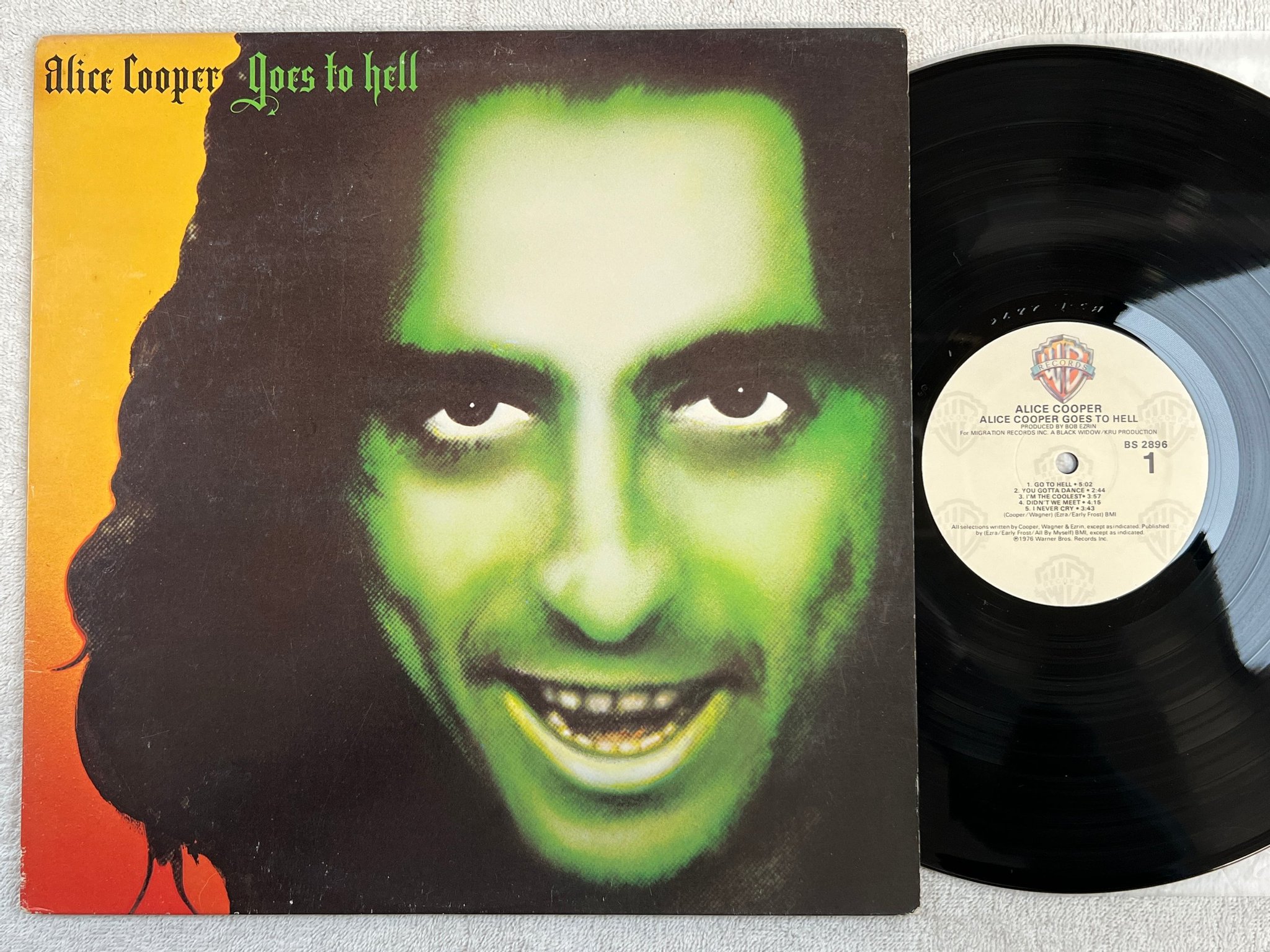 Omslagsbild för skivan ALICE COOPER goes to hell LP re  WARNER BROS BS 2896