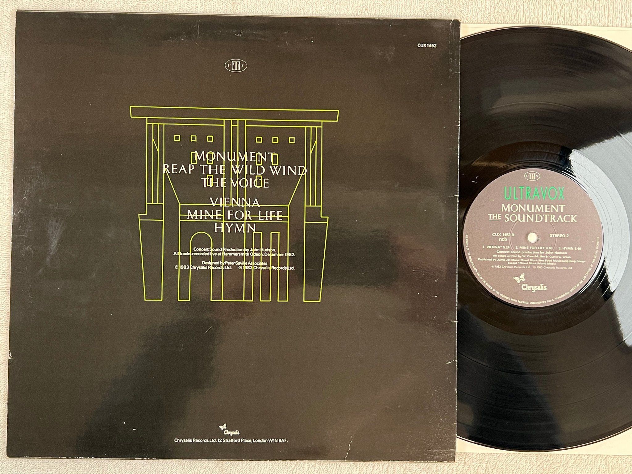 Omslagsbild för skivan ULTRAVOX monument LP -83 ncb CHRYSALIS CUX 1452