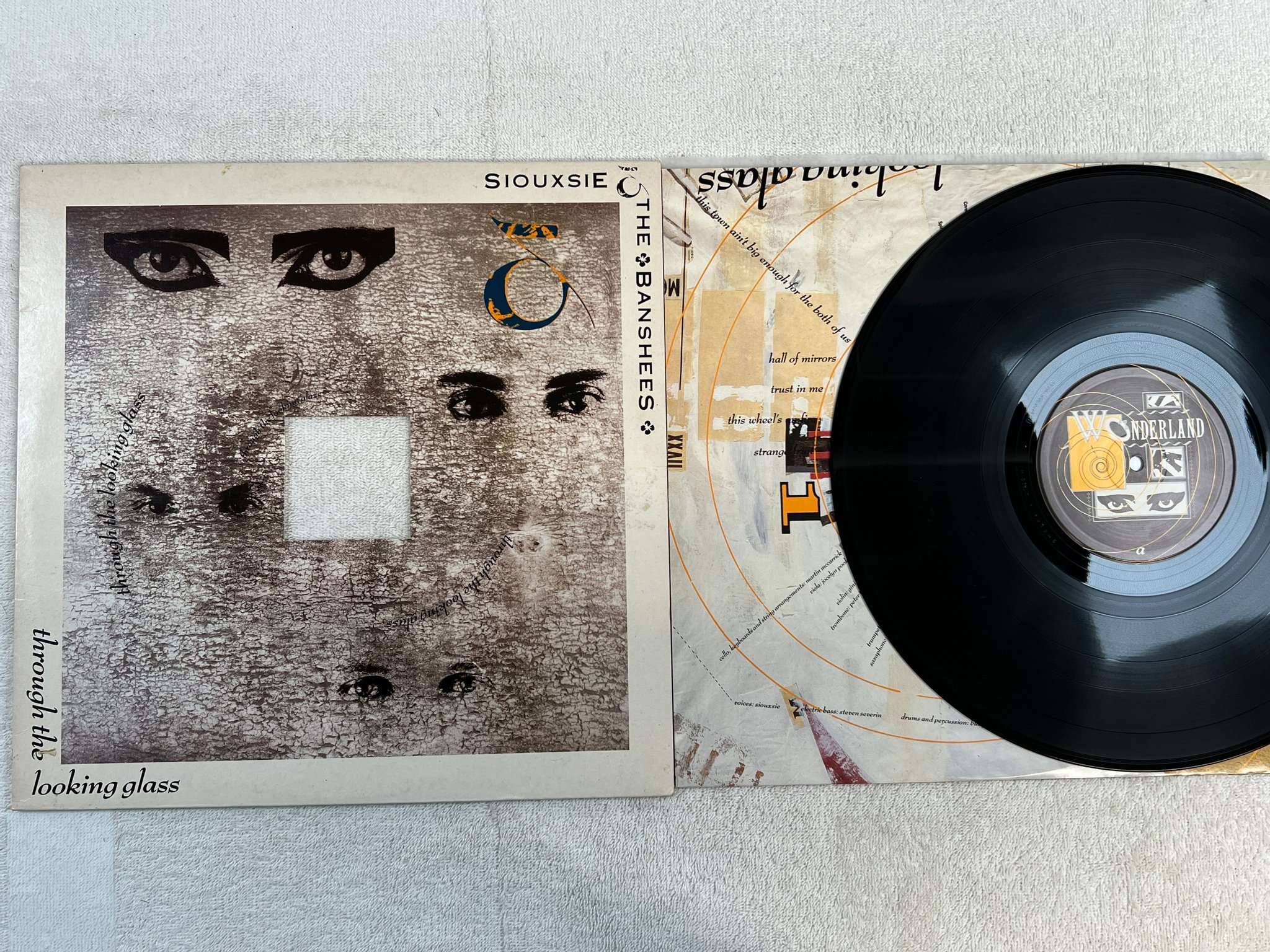 Omslagsbild för skivan SIOUXSIE & THE BANSHEES through the looking glass LP -87 POLYDOR SHELP 4