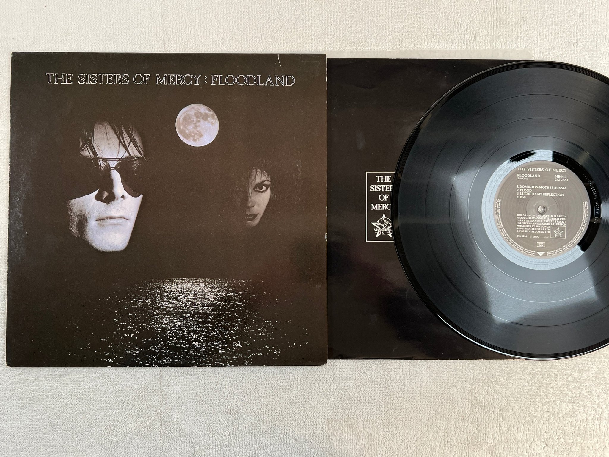 Omslagsbild för skivan THE SISTERS OF MERCY floodland LP -87 Ger MERCIFUL RELEASE 242 232-1