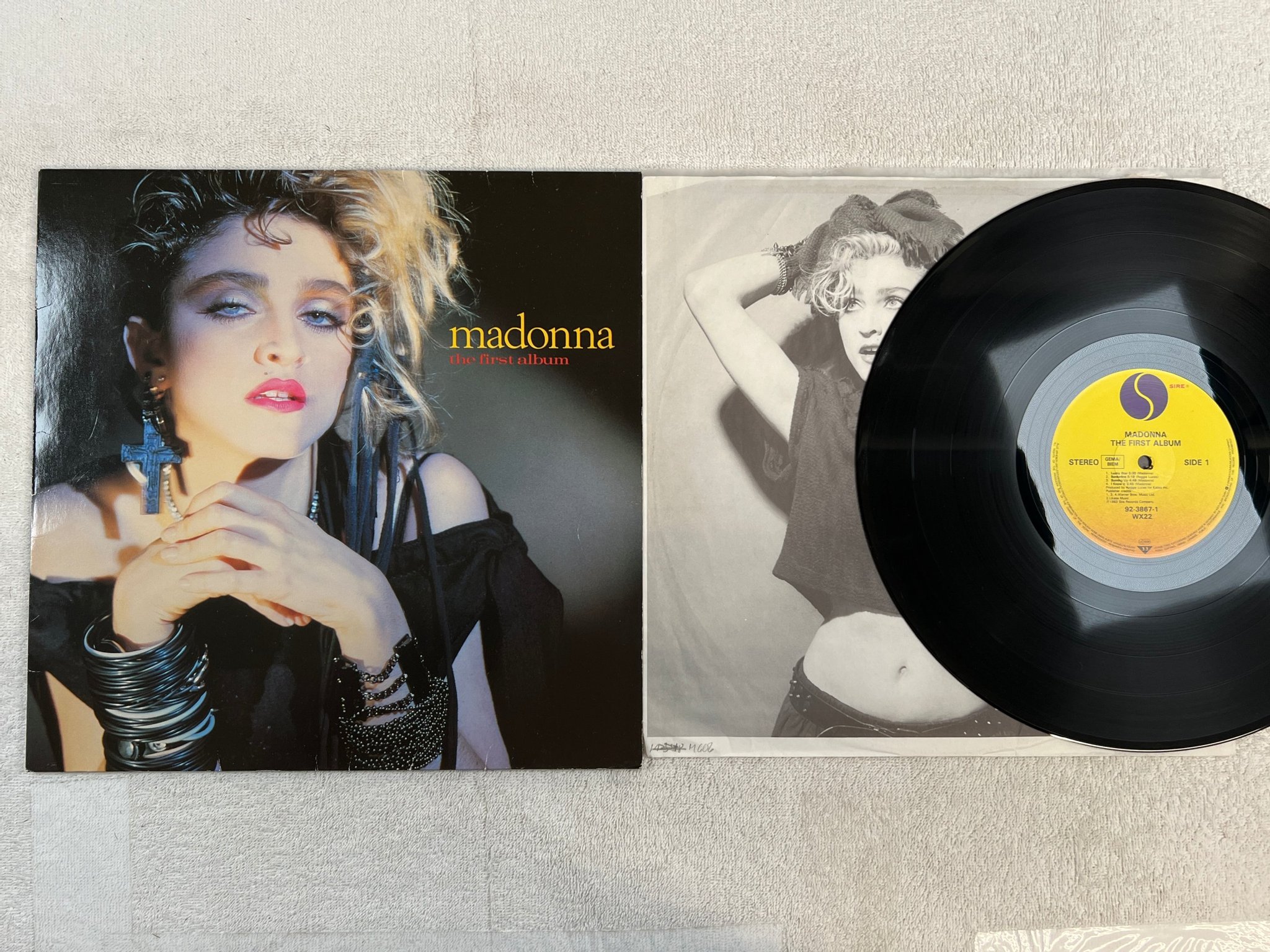 Omslagsbild för skivan MADONNA the first album LP -83 Ger SIRE 92-3867 1