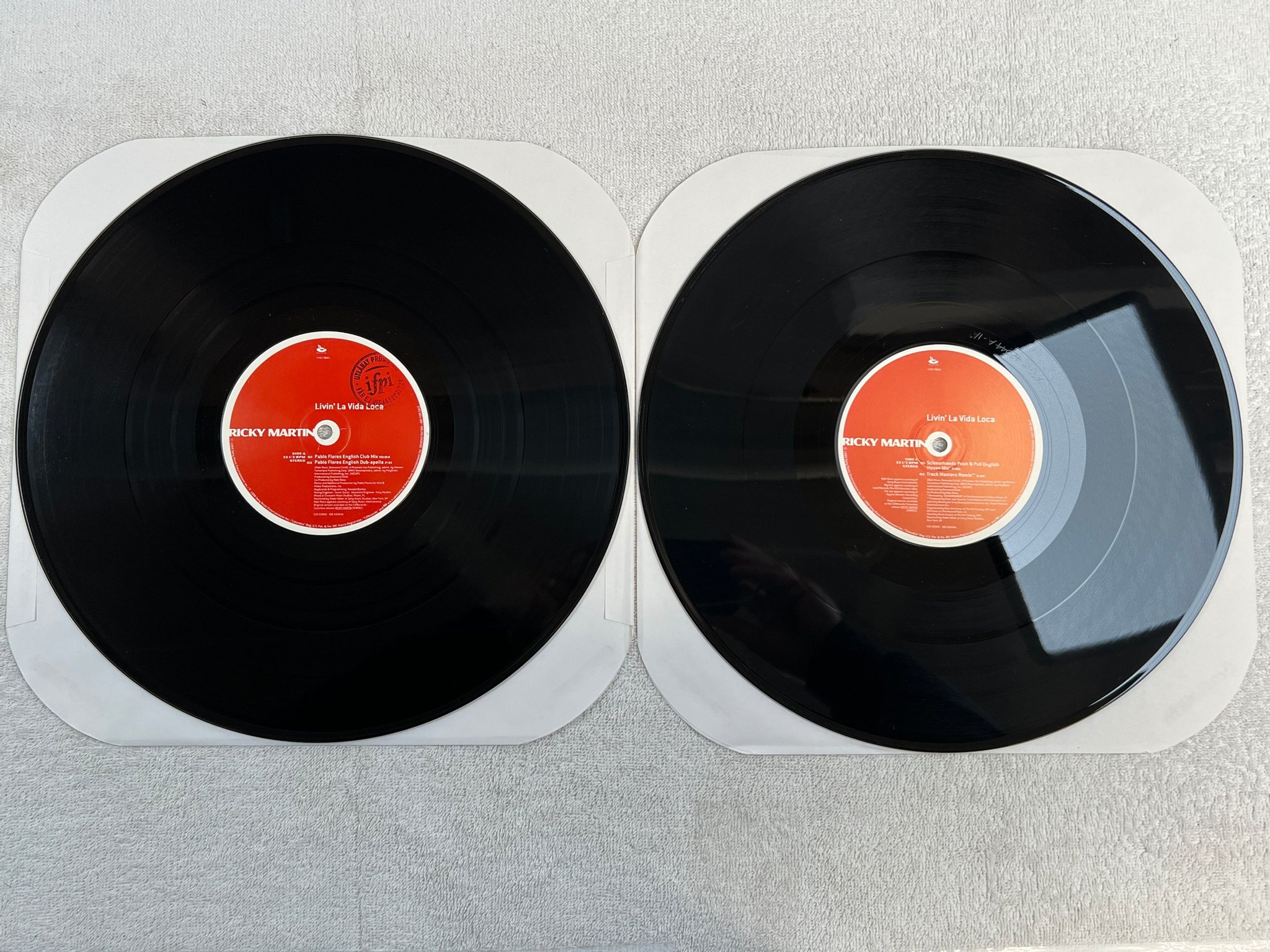 Omslagsbild för skivan RICKY MARTIN Livin la vida loca 2x12”single 1999 US COLUMBIA C2S 42040 