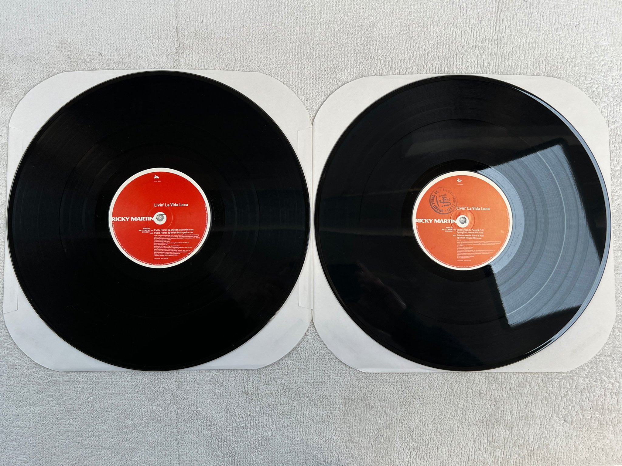 Omslagsbild för skivan RICKY MARTIN Livin la vida loca 2x12”single 1999 US COLUMBIA C2S 42040 