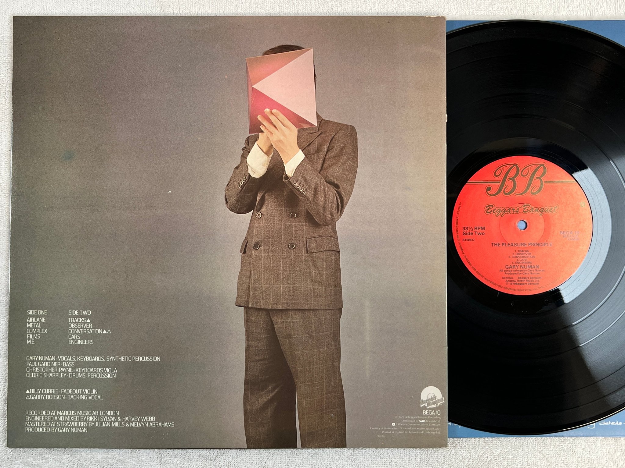 Omslagsbild för skivan GARY NUMAN the pleasure principle LP -79 UK BEGGARS BANQUET BEGA 10