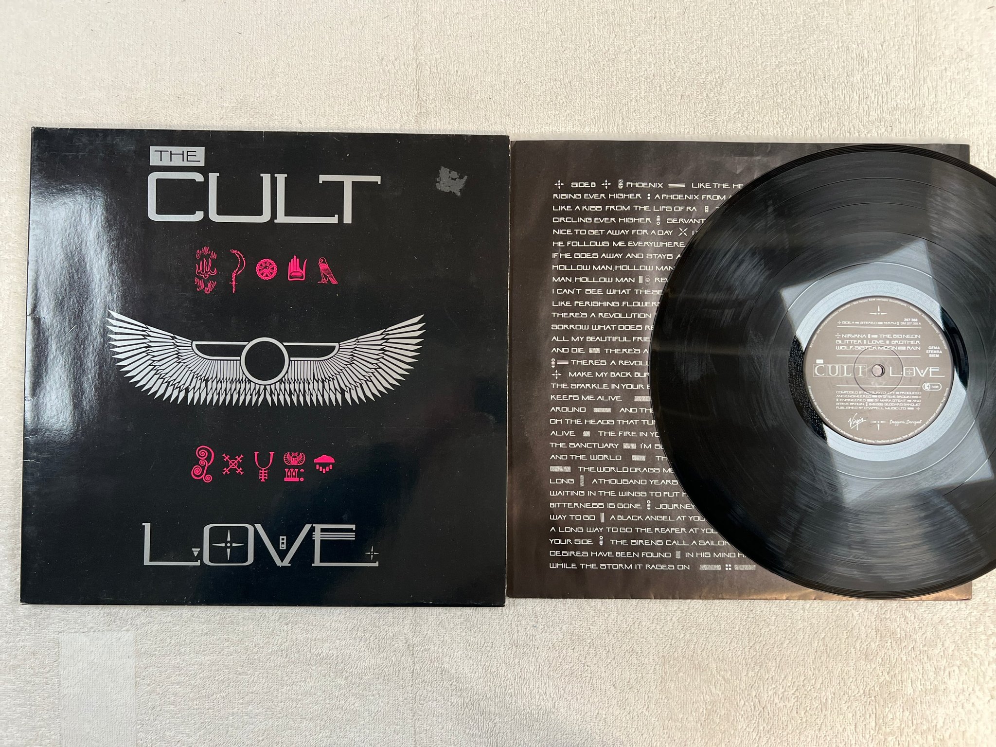 Omslagsbild för skivan THE CULT love LP -85 VIRGIN 207 388