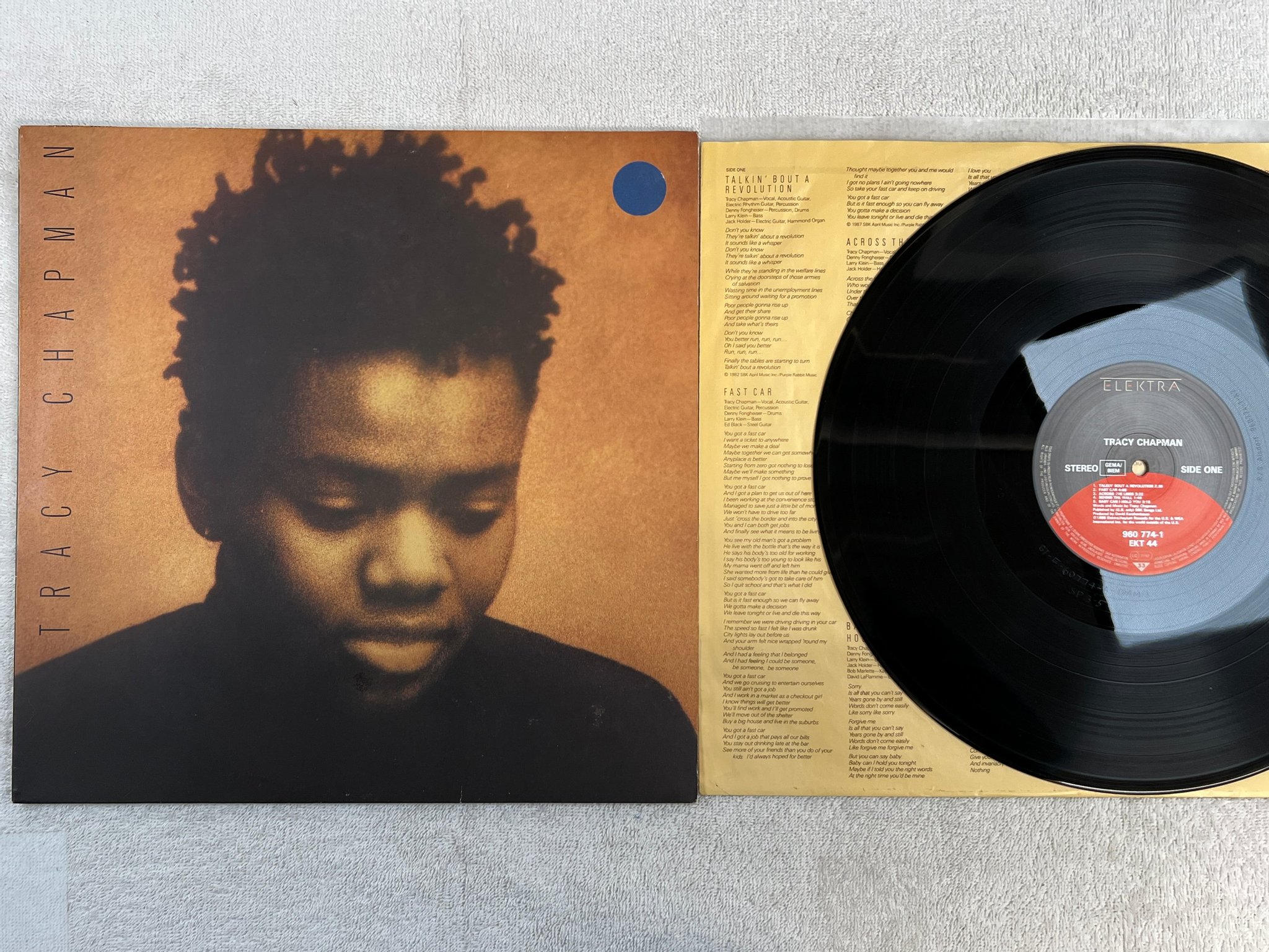 Omslagsbild för skivan TRACY CHAPMAN s/t LP -88 elektra 960774-1 ”fast car”