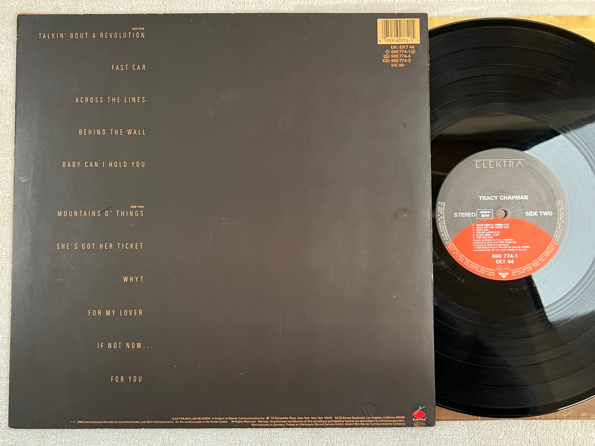 Omslagsbild för skivan TRACY CHAPMAN s/t LP -88 elektra 960774-1 ”fast car”