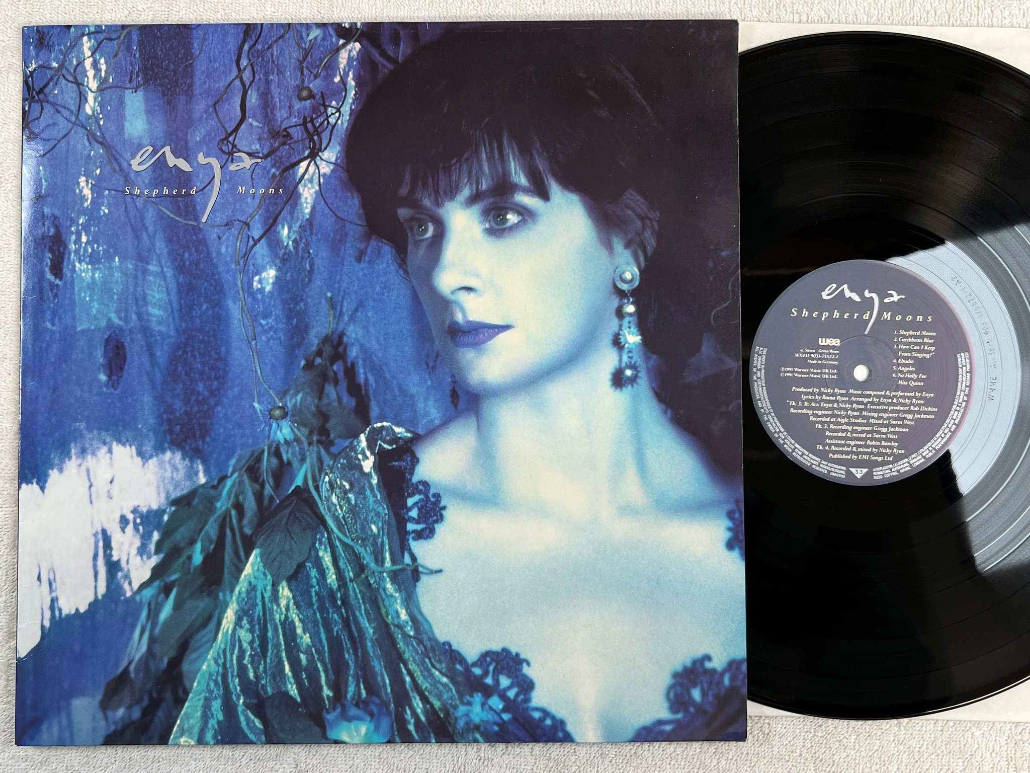 Omslagsbild för skivan ENYA shepherd moons LP -91 Ger WEA 9031-75572-1