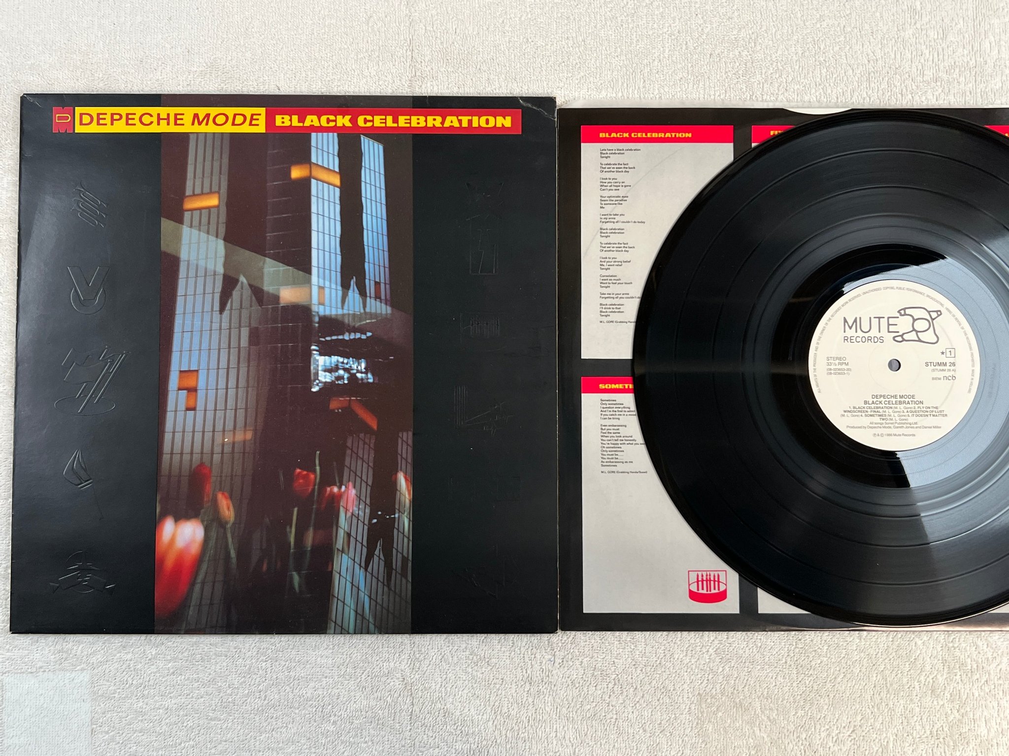 Omslagsbild för skivan DEPECHE MODE black celebration LP -86 ncb MUTE STUMM 26