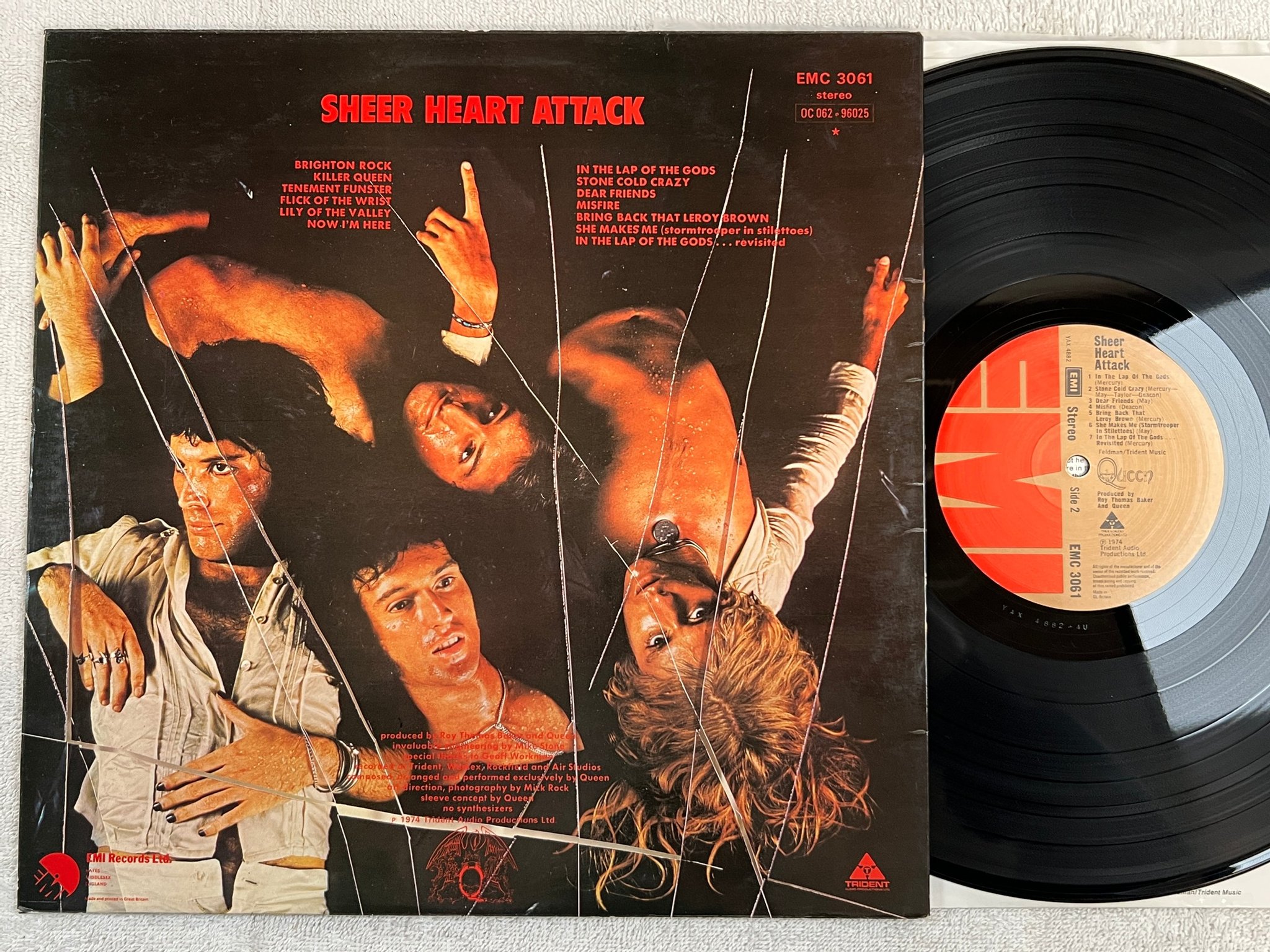 Omslagsbild för skivan QUEEN sheer heart attack LP -74 UK EMI EMC 3061