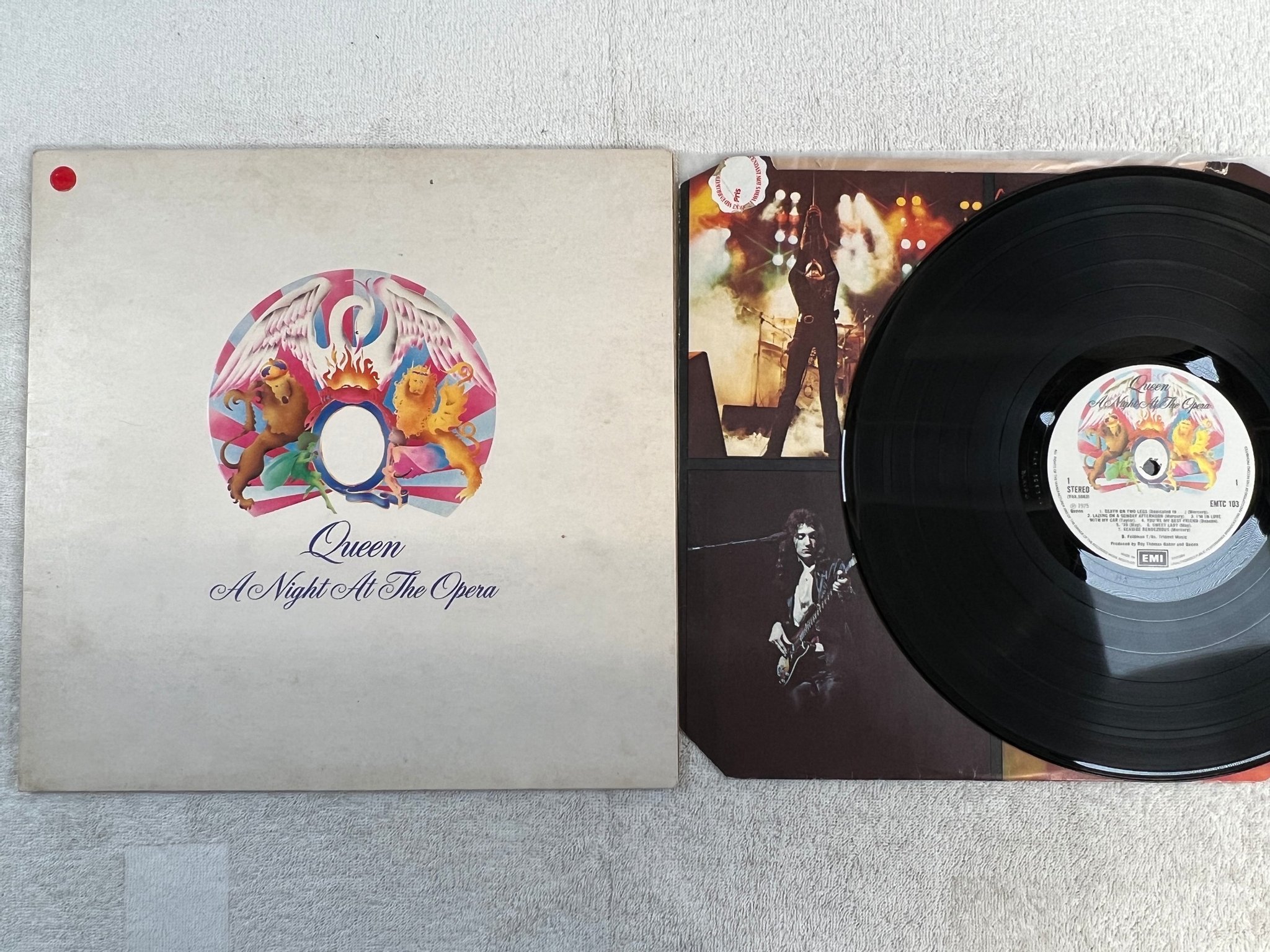 Omslagsbild för skivan QUEEN a night at the opera LP -75 UK EMI EMTC 103