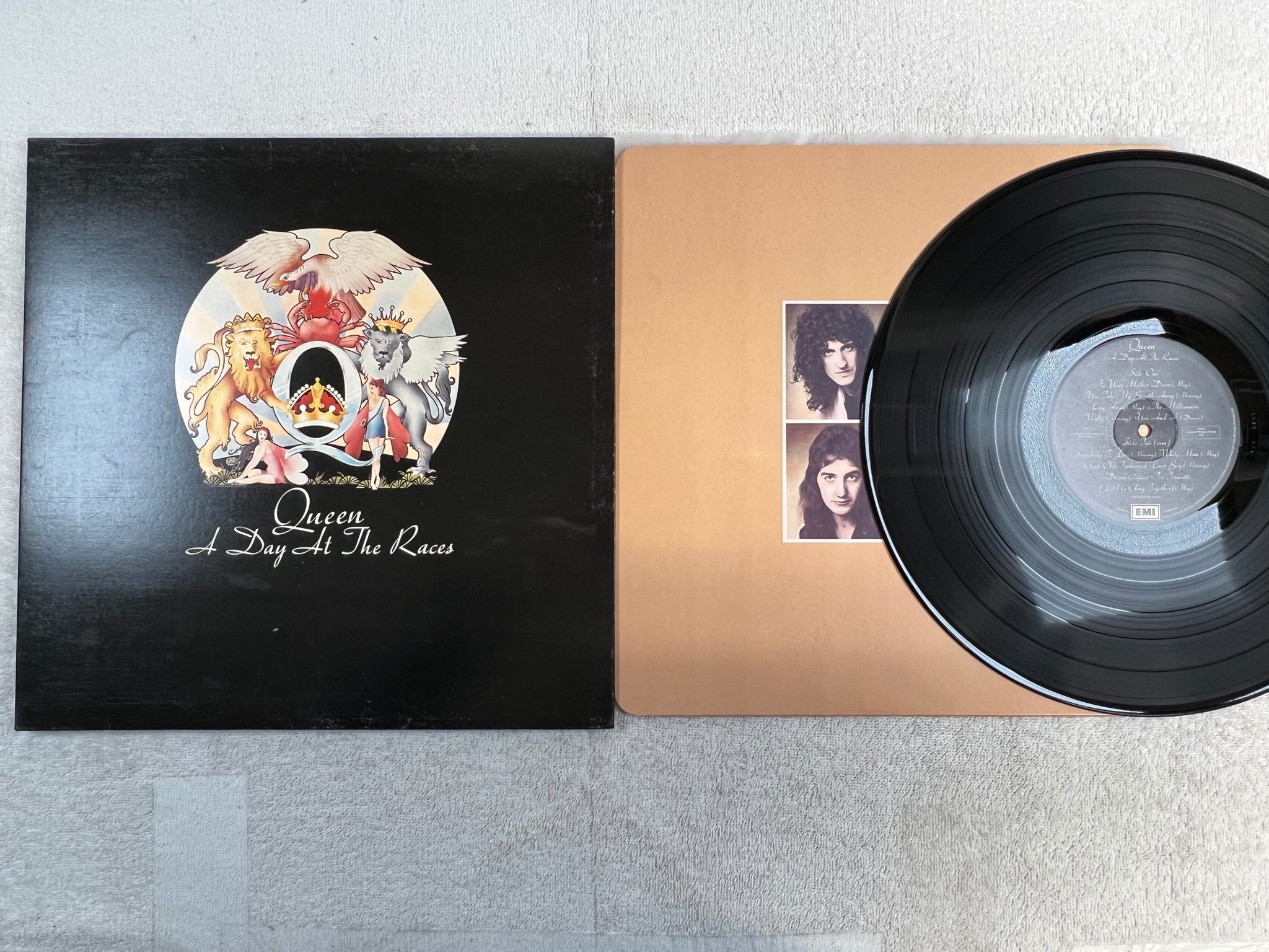 Omslagsbild för skivan QUEEN a day at the races LP -76 UK EMI EMTC 103