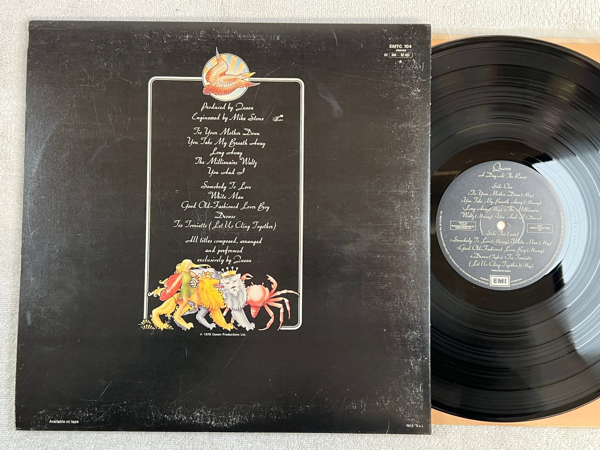 Omslagsbild för skivan QUEEN a day at the races LP -76 UK EMI EMTC 103