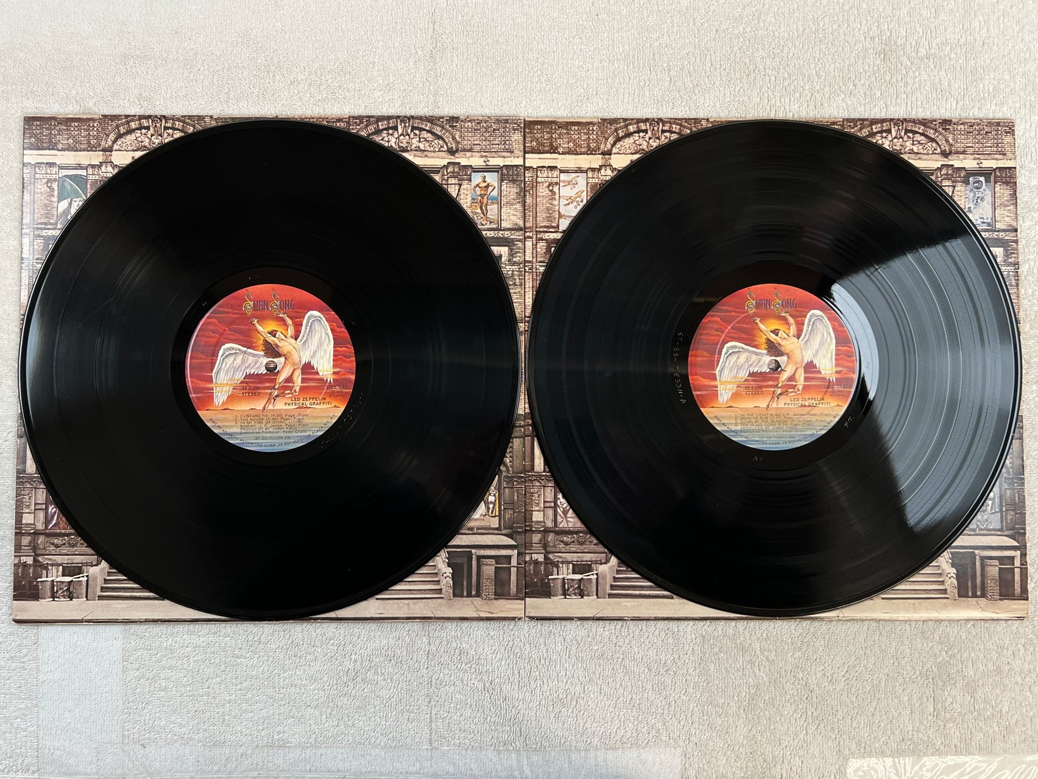 Omslagsbild för skivan LED ZEPPELIN physical graffiti 2xLP -76 US SWAN SONG SS 2-200