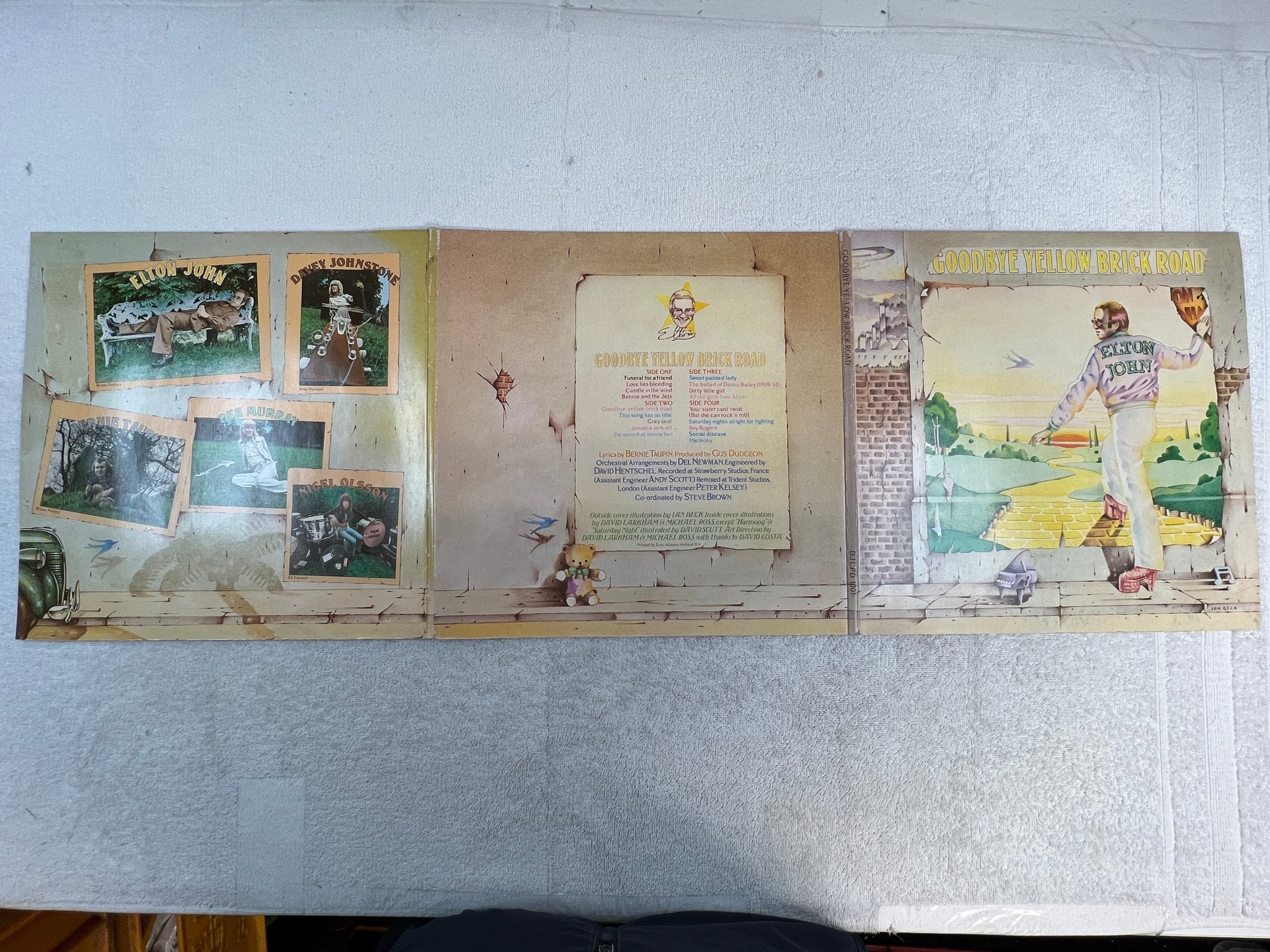 Omslagsbild för skivan ELTON JOHN yellow brick road 2xLP -73 ncb DJM DJLPD 1001