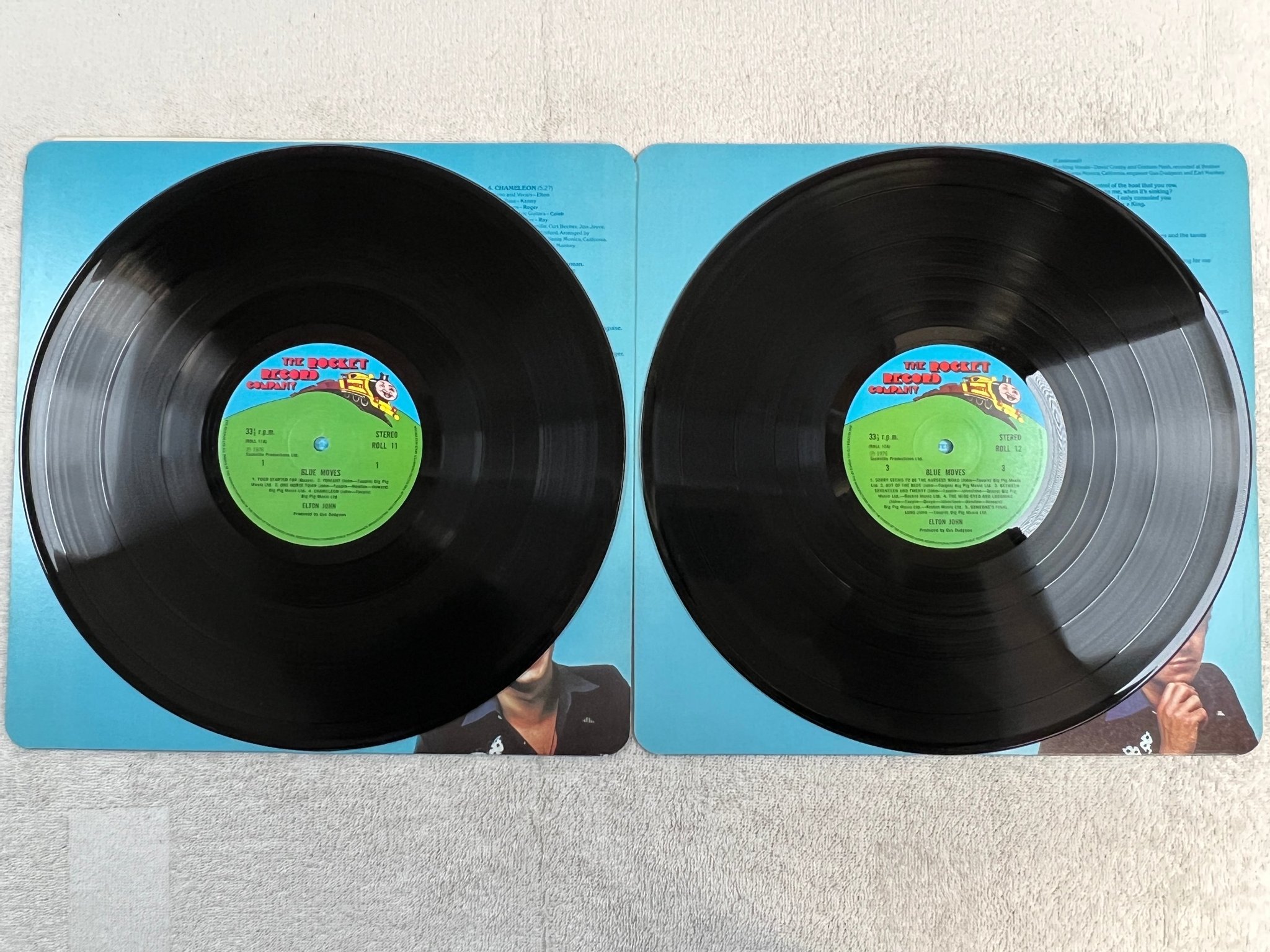 Omslagsbild för skivan ELTON JOHN blue movies 2xLP -76 UK THE ROCKET RECORD COMPANY ROLL-12