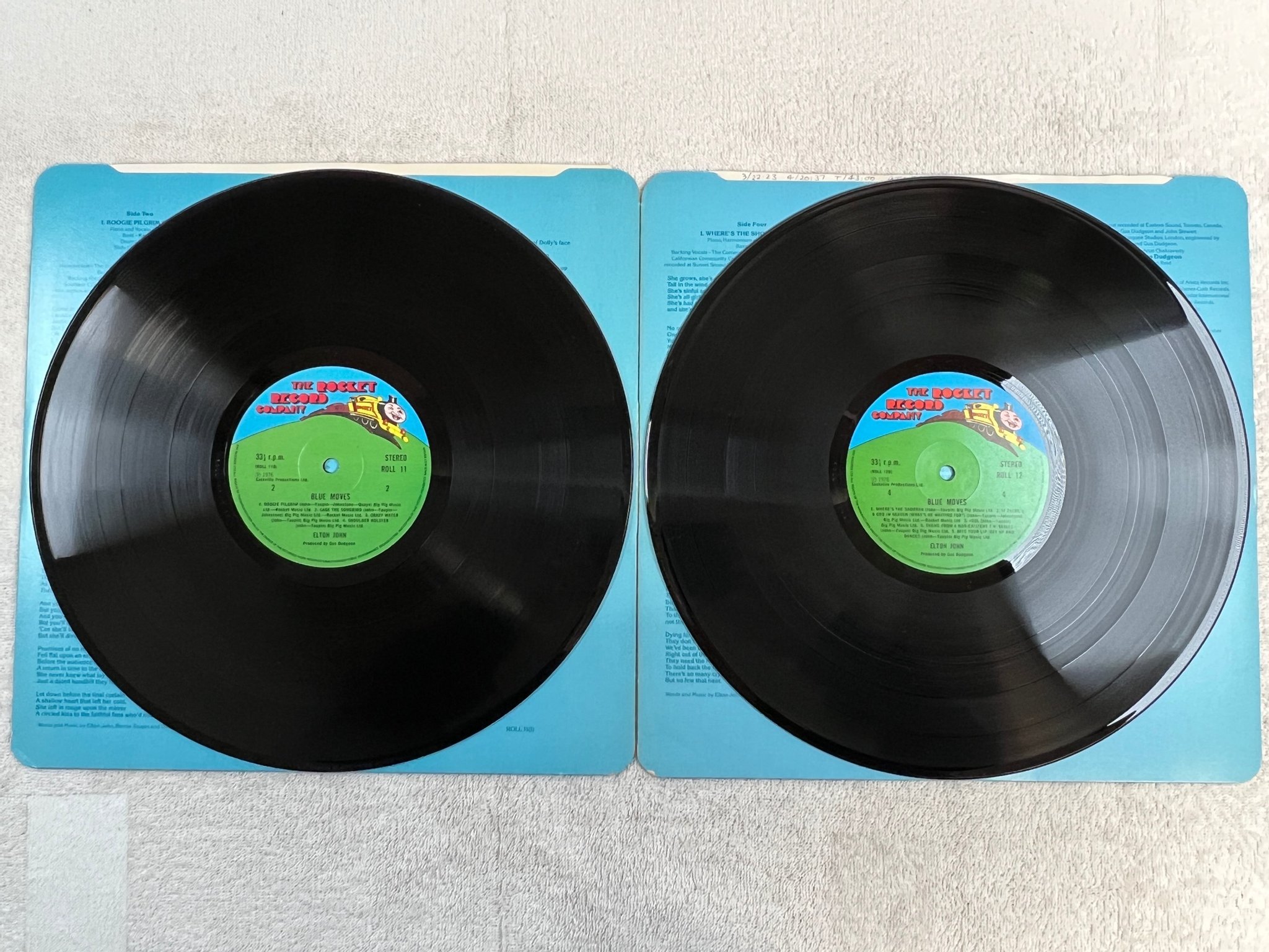 Omslagsbild för skivan ELTON JOHN blue movies 2xLP -76 UK THE ROCKET RECORD COMPANY ROLL-12