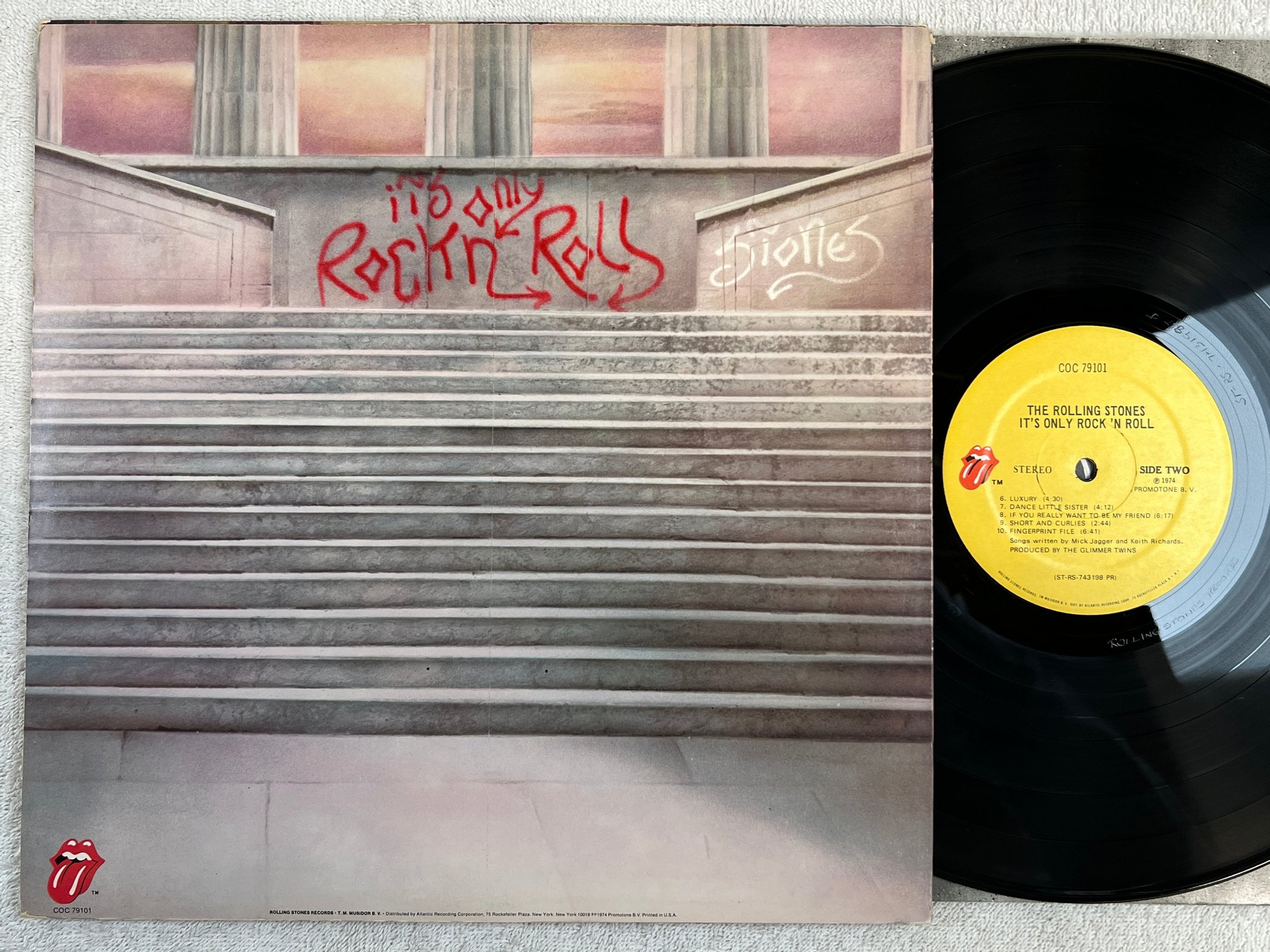 Omslagsbild för skivan ROLLING STONES it’s only rock n roll LP -74 US doc 79101