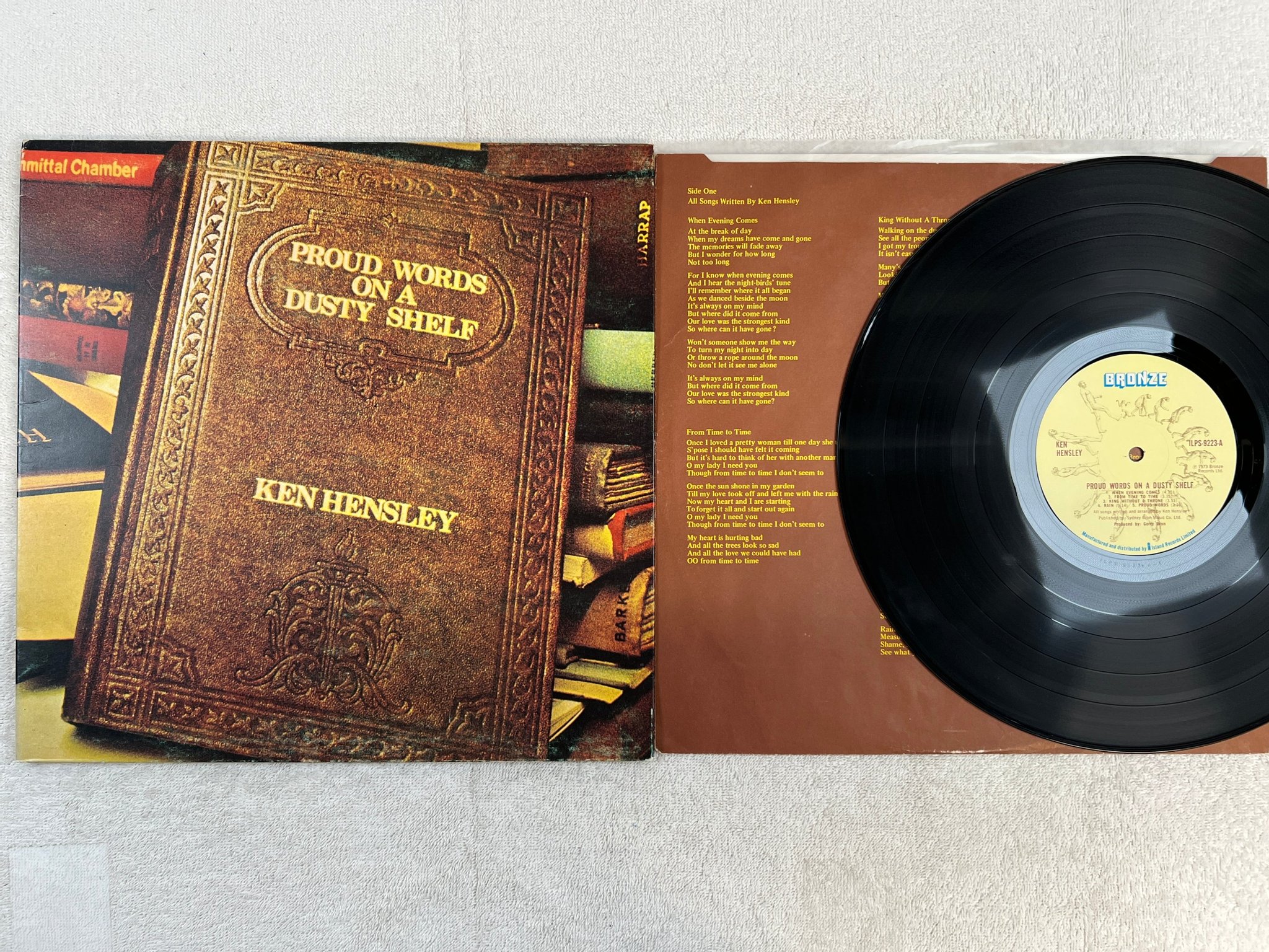 Omslagsbild för skivan KEN HENSLEY proud words on a dusty shelf LP UK BRONZE ILPS 9223