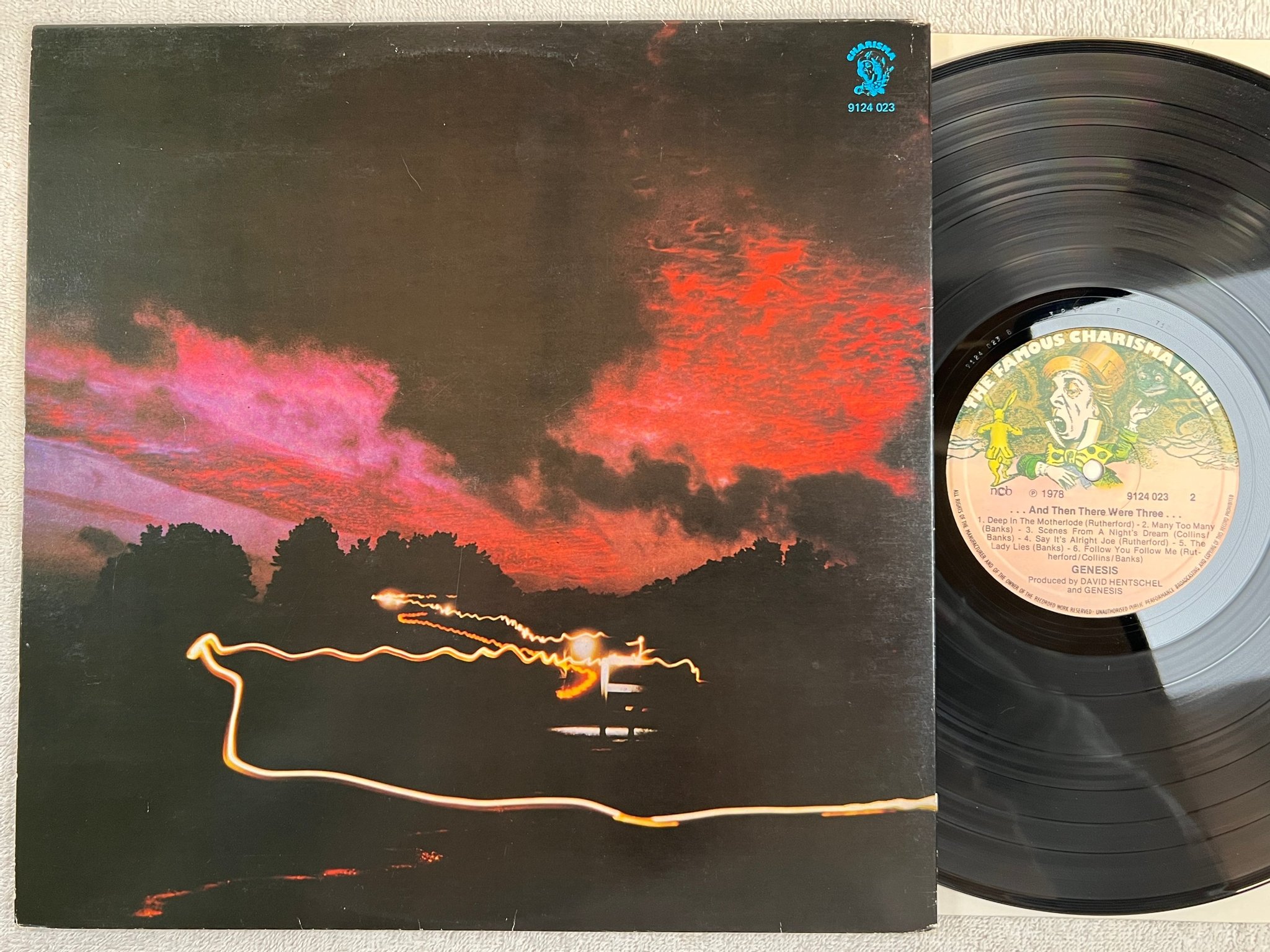 Omslagsbild för skivan GENESIS …and them there were three LP re FAMOUS CHARISMA 9124 023