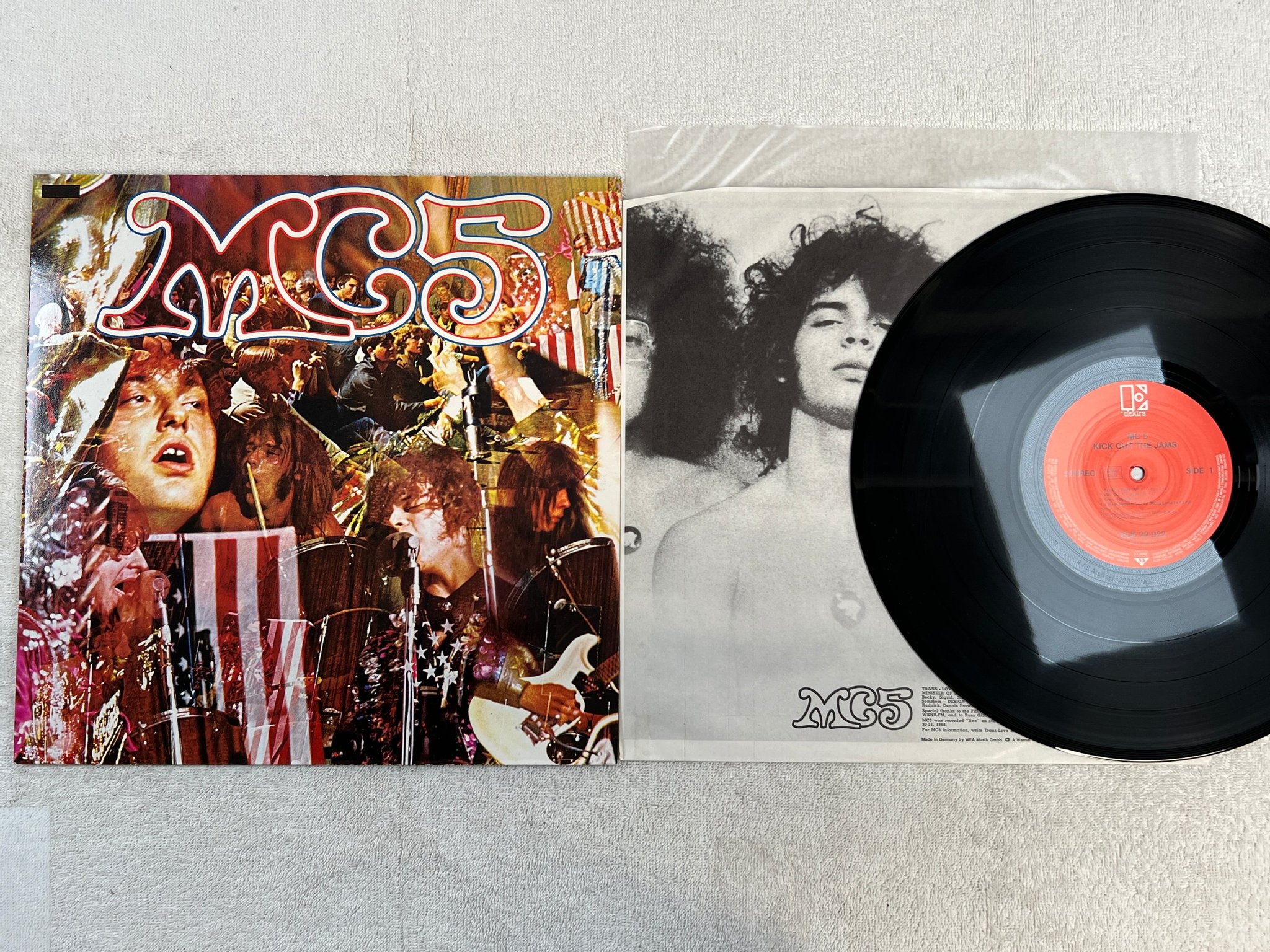 Omslagsbild för skivan MC5 kick out the jams LP re Ger ELEKTRA ELK 22022