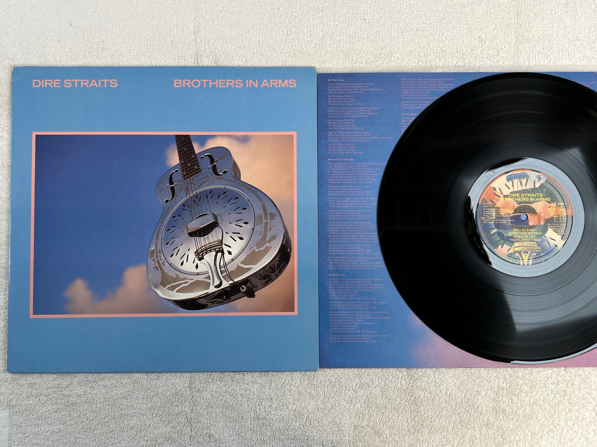 Omslagsbild för skivan DIRE STRAITS brothers in arms LP -85 Hol VERTIGO 824 499-1