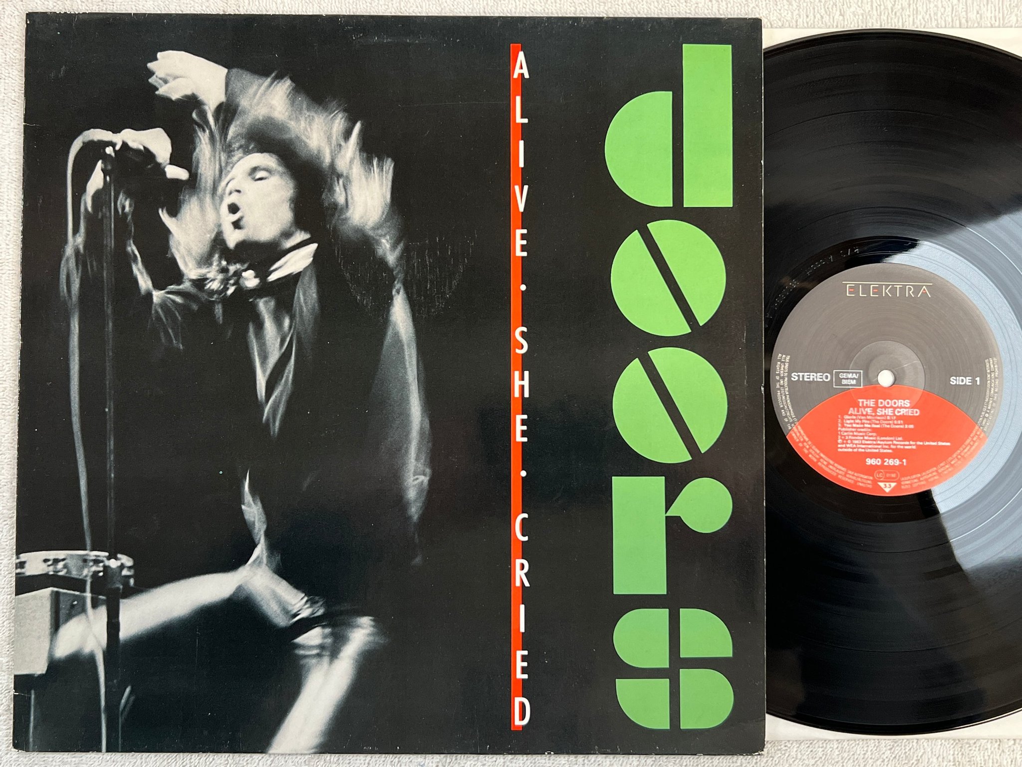 Omslagsbild för skivan DOORS alive, she cried LP -83 Ger ELEKTRA 960267-1