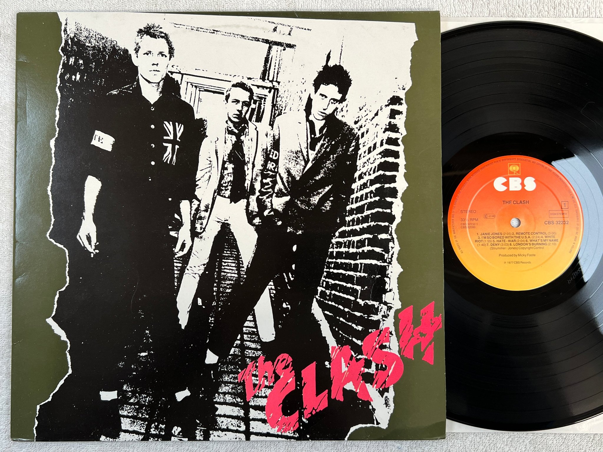 Omslagsbild för skivan THE CLASH s/t LP -77 Hol CBS 32232