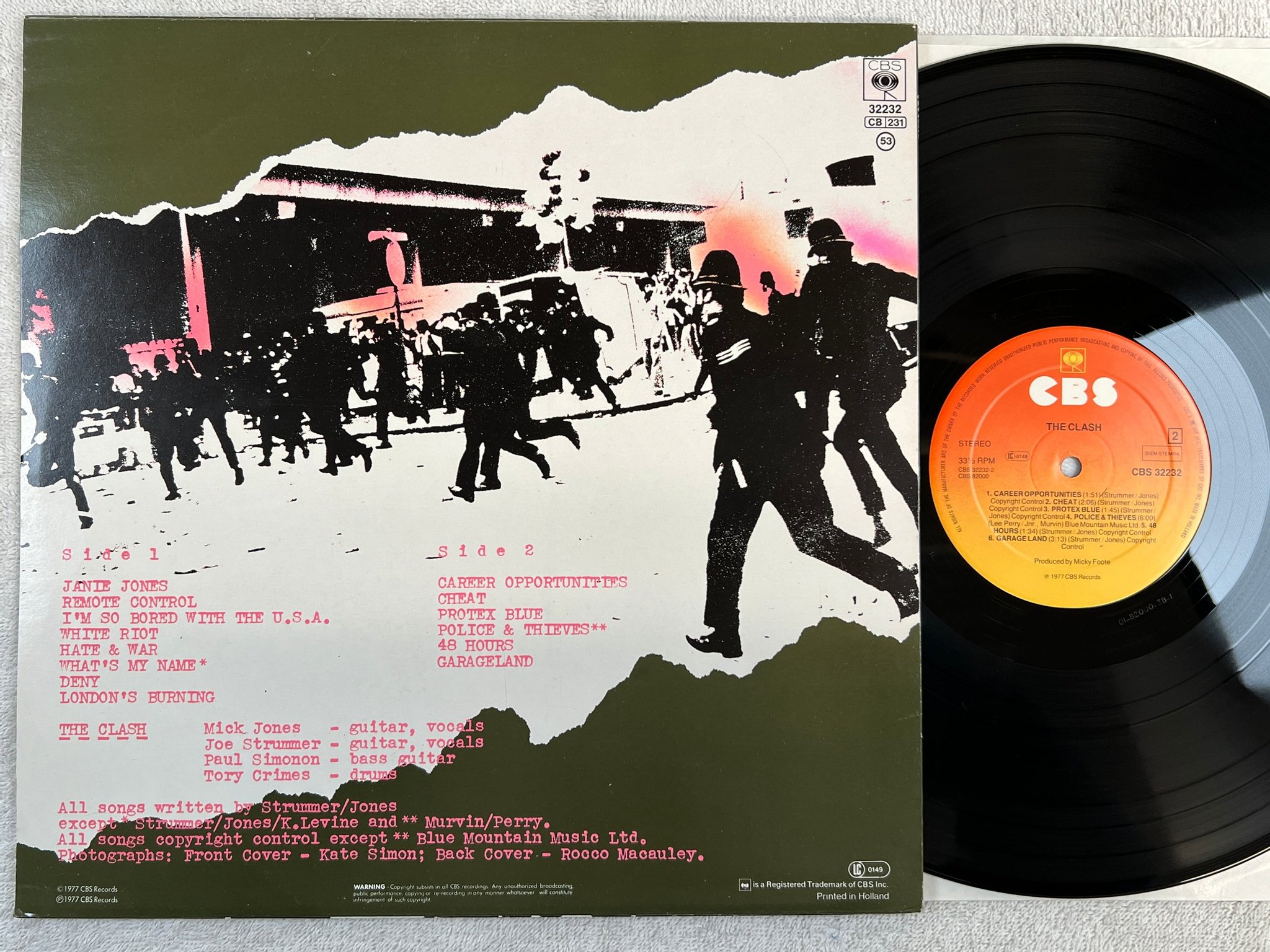 Omslagsbild för skivan THE CLASH s/t LP -77 Hol CBS 32232