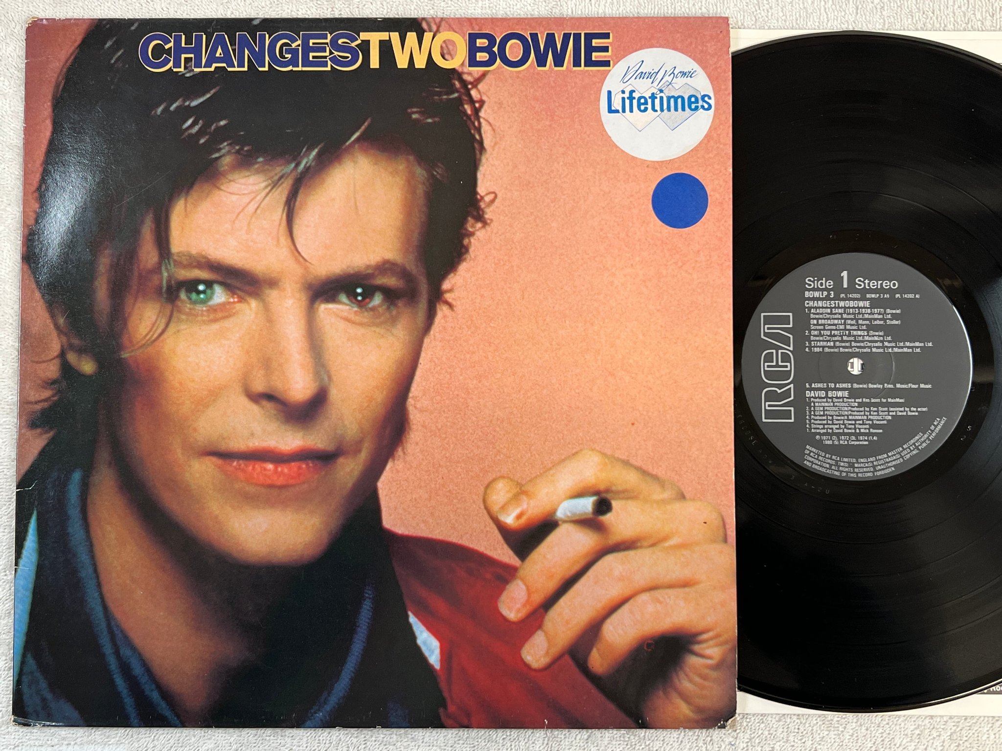 Omslagsbild för skivan DAVID BOWIE changestwobowie LP UK RCA BOWLP 3  