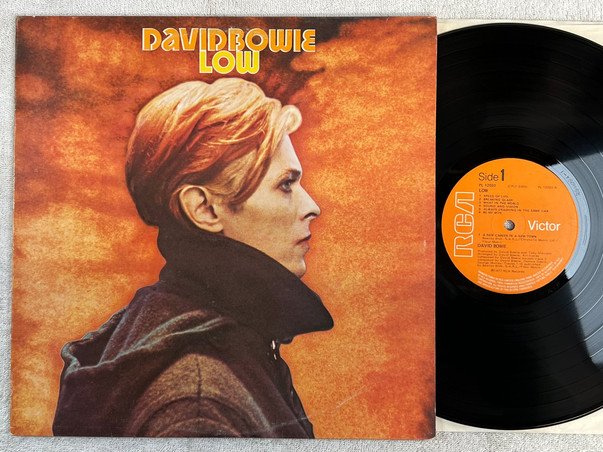 Omslagsbild för skivan DAVID BOWIE low LP -77 UK RCA PL 12030
