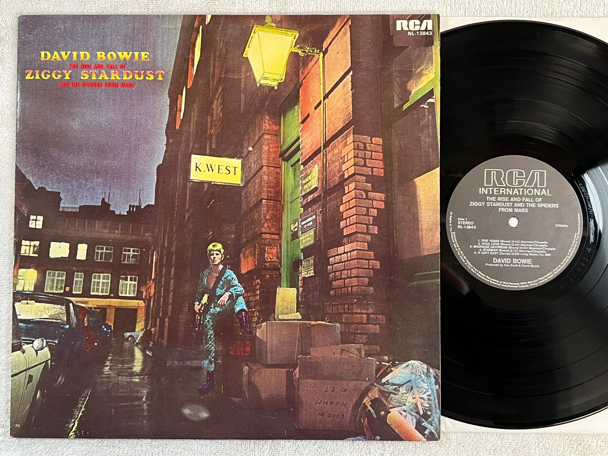Omslagsbild för skivan DAVID BOWIE the rise and fall of Ziggy Stardust LP Hol RCA NL-13843