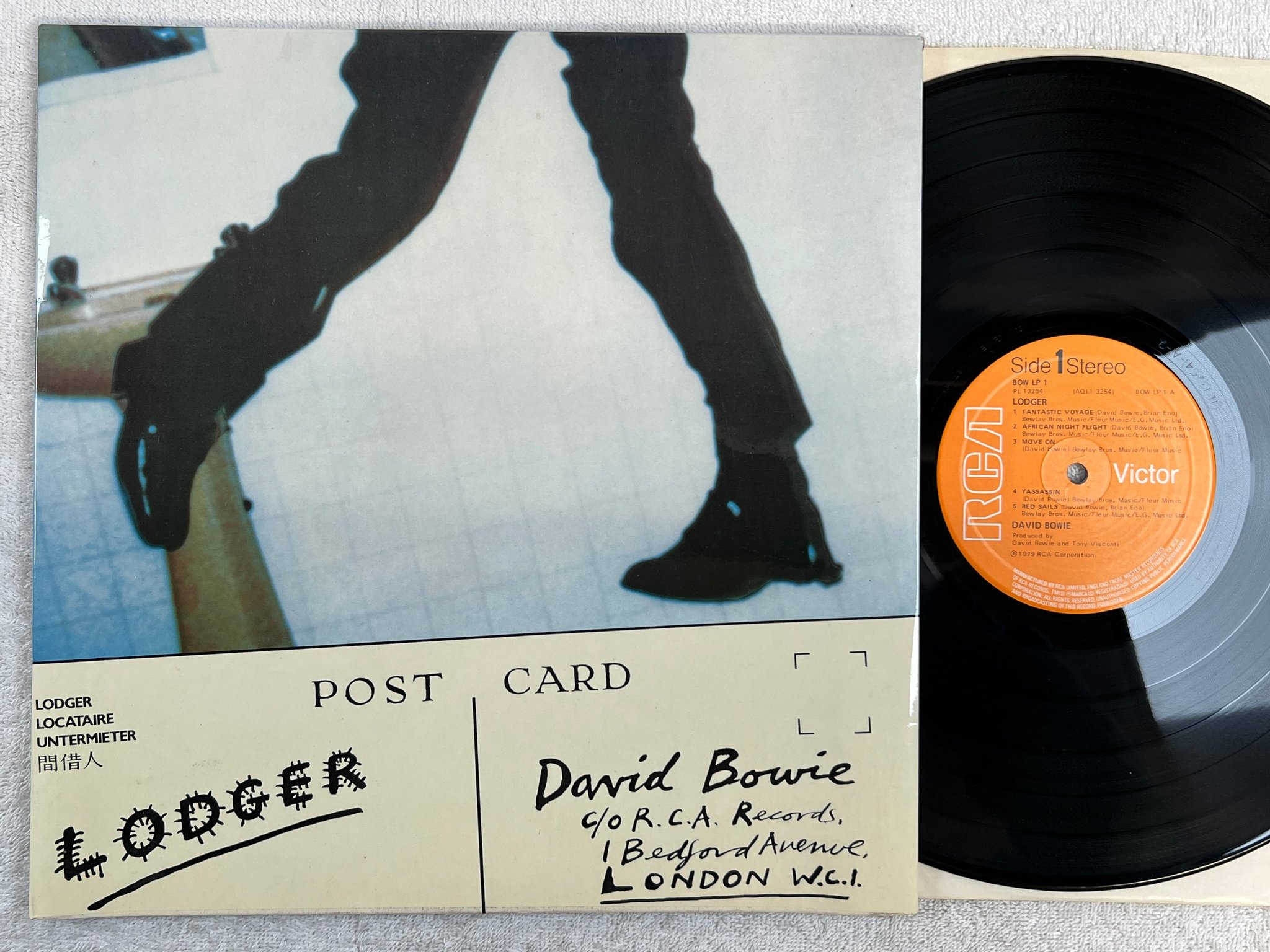 Omslagsbild för skivan DAVID BOWIE lodger LP -79 UK RCA BOW LP 1 