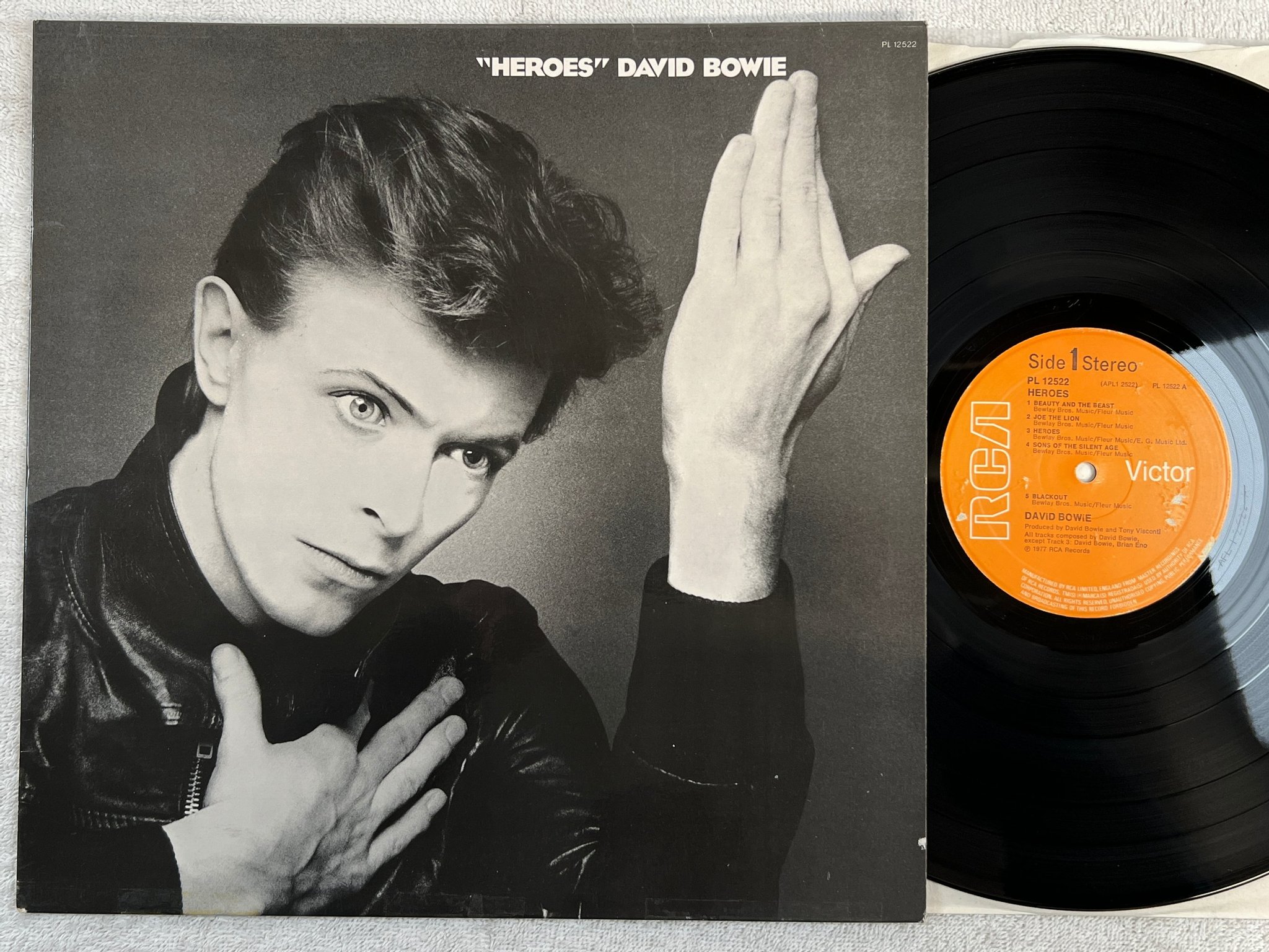 Omslagsbild för skivan DAVID BOWIE heroes LP -77 UK RCA PL 12522 fully laminated cover