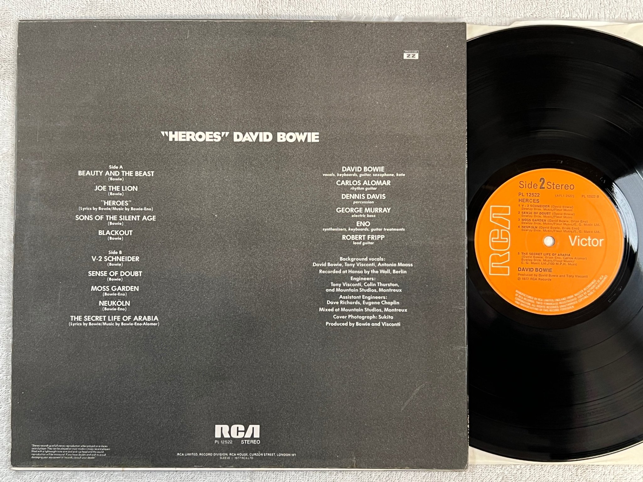 Omslagsbild för skivan DAVID BOWIE heroes LP -77 UK RCA PL 12522 fully laminated cover